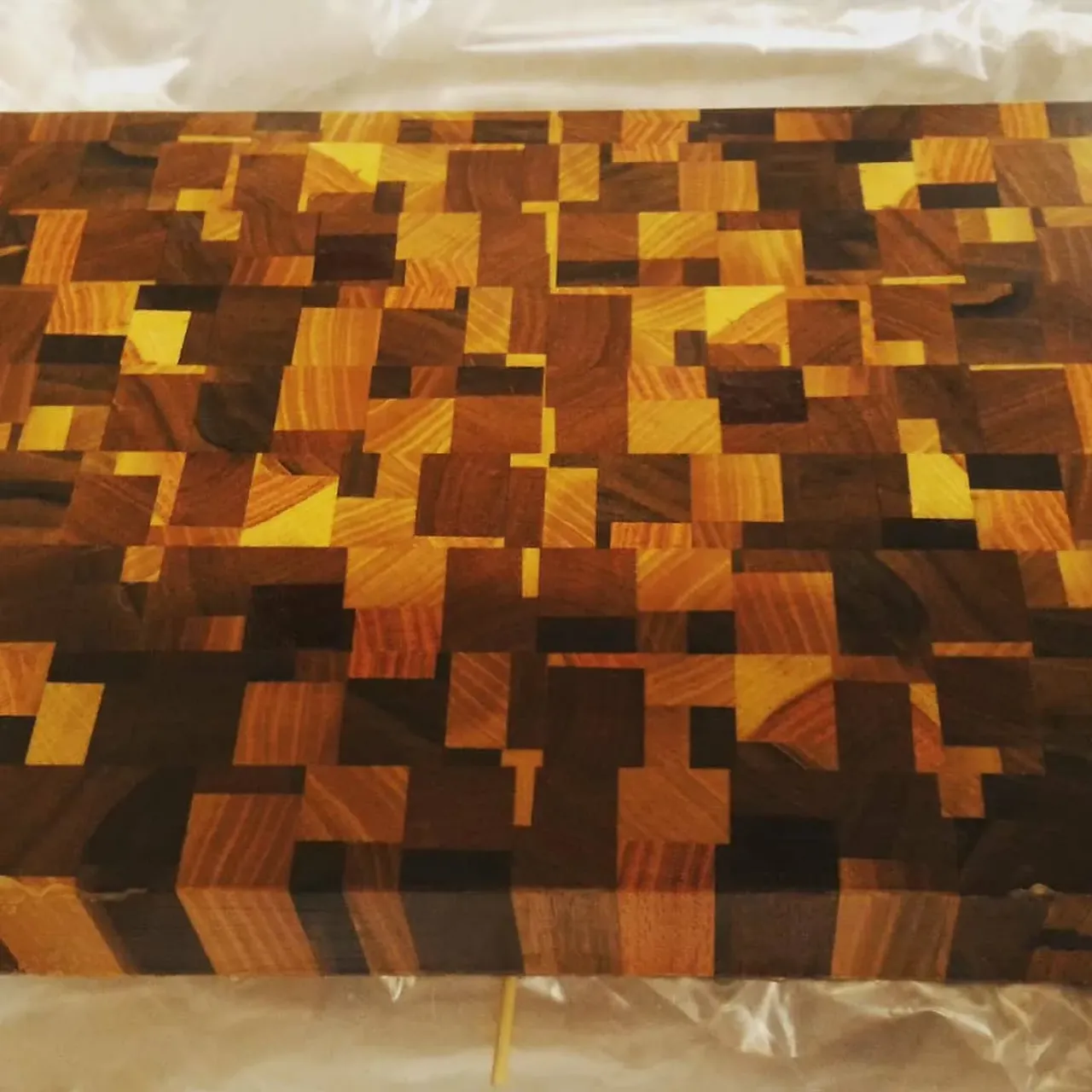 Торцевая разделочная доска серии "Мозаика". Различные породы дерева. Дорогая доска, которая может стать отличным подарком. Размеры сегментов могут варьироваться от средних до очень мелких. Количество пород древесины и их цвет зависит от пожеланий заказчика.
#торцеваядоска #торцеваяразделочнаядоска #ручнаяработаназаказ #ручнаяработа #разделочнаядоска #разделочнаядосканазаказ #издереваназаказ #торцевоймассив #идеядляподарка