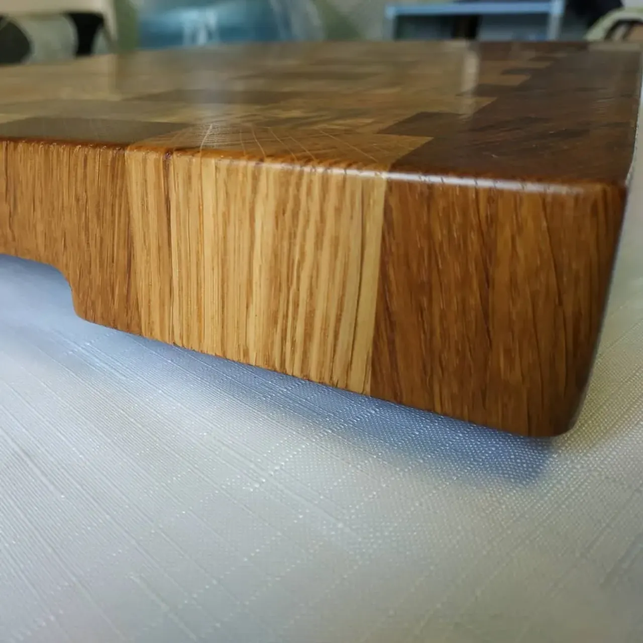 Вот такая получилась красавица. Готова и скоро отправится к заказчику очередная доска из дуба. Размер 30х40х4см.
#издереваназаказ #изделияиздерева #торцеваяразделочнаядоска #торцеваядоска #торцеваядоскаиздуба #торцеваядосканазаказ #столярная_мастерская #столярнаямастерская #столярныеработы #кухонныепринадлежности