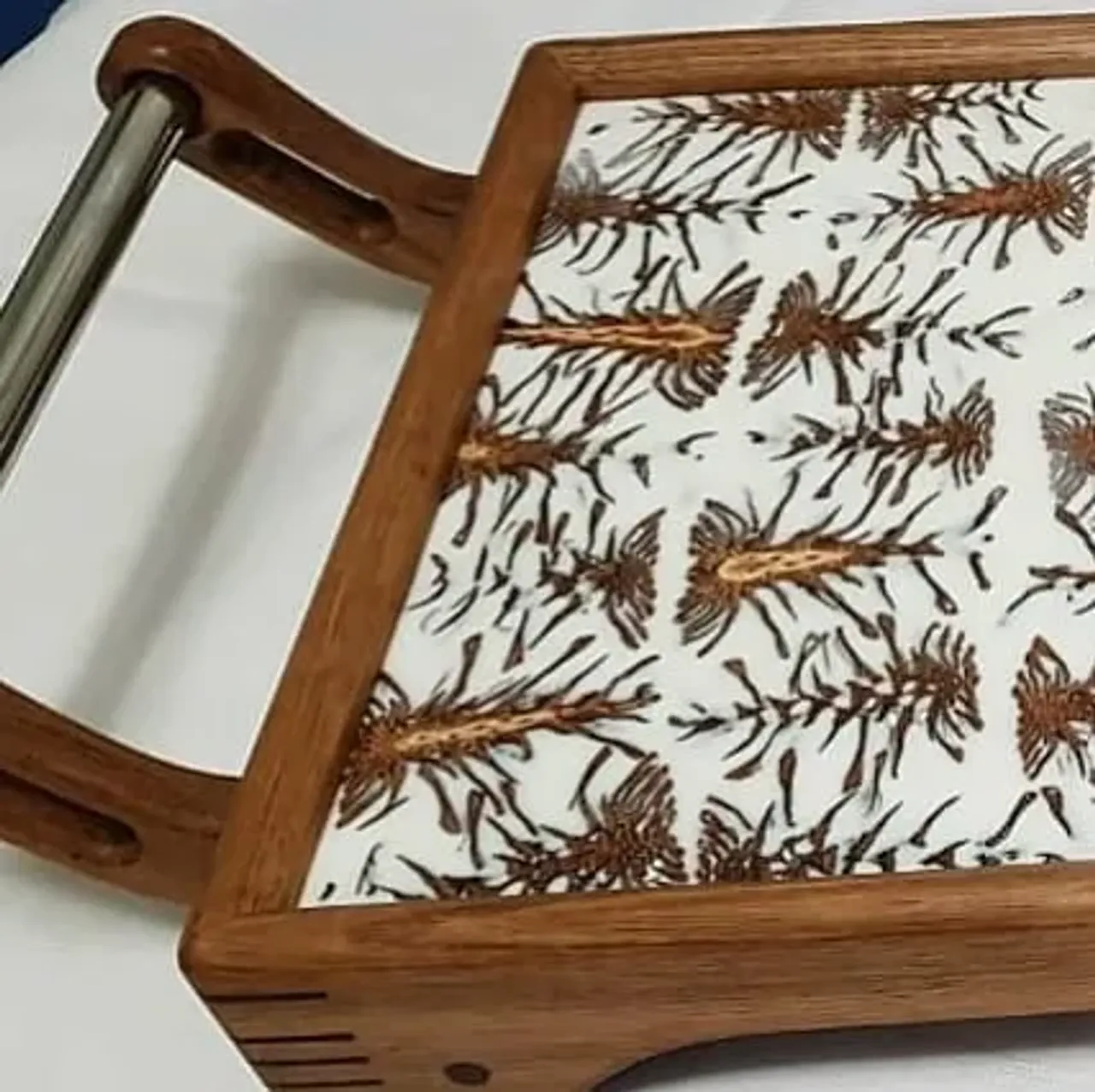 Как вам такой вариант столика? Основной материал дуб, столешница из эпоксидной смолы с наполнением сосновыми шишками. Ручки с хромированными вставками.
Как видите, возможны различные варианты столиков. Можно добавить и резные узоры и все, что душе угодно. Ценник обсуждается отдельно в каждом случае. Именно на этот цена была 8500р.
#издереваназаказ #изделияиздерева #столярная_мастерская #столярныеработы #столярнаямастерская #столикдлязавтрака #столиквкровать #столик #стлоикиздуба