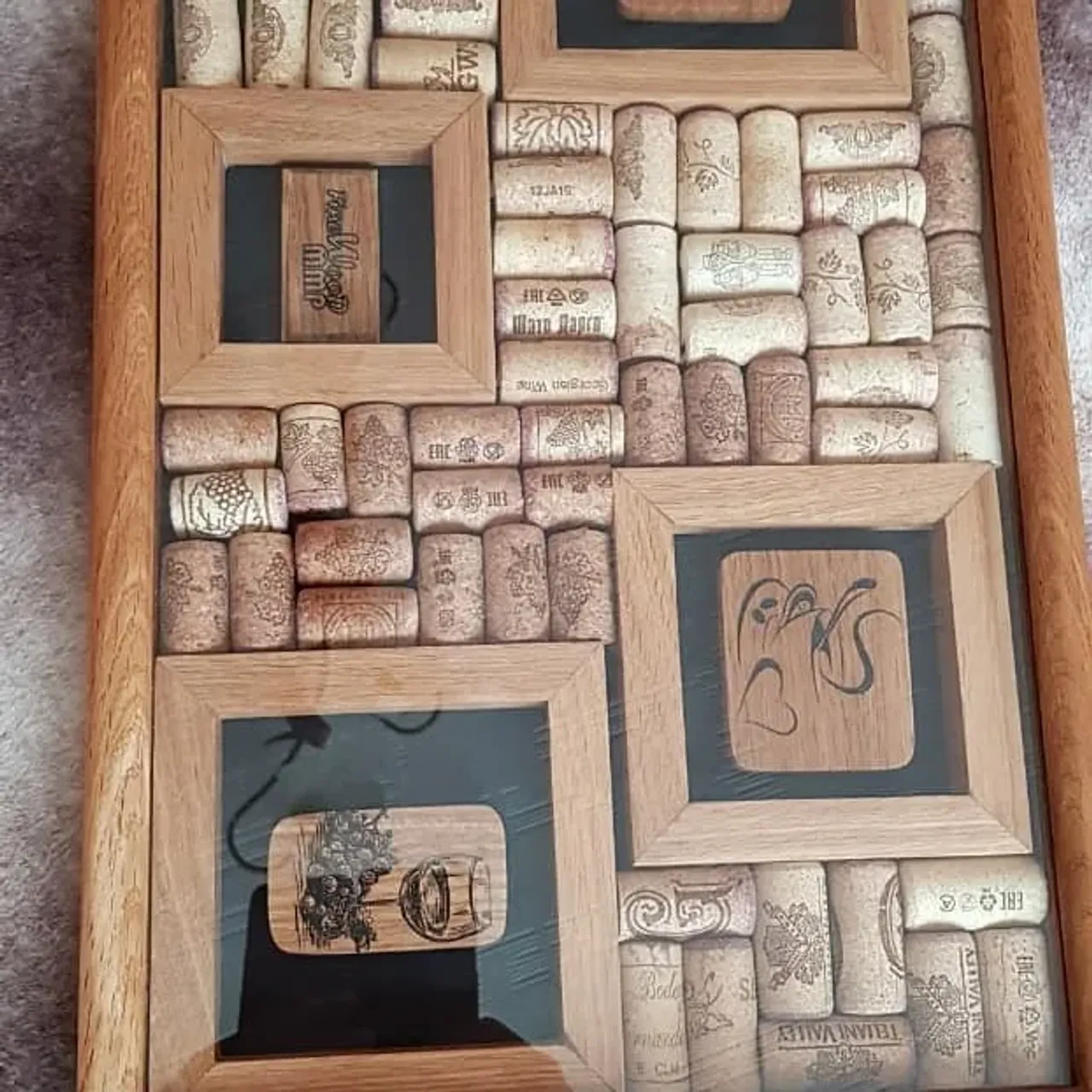 Винный столик - поднос. Можно поставить на стол как предмет интерьера, а можно использовать как столик для завтрака. Материалы: дуб, падук, стекло, нерж. сталь и много пробок от выпитого вина)) (пили не сами)
#издереваназаказ #ручнаяработа #ручнаяработаназаказ #столикдлязавтрака #винныйстолик #предметинтерьера #столиквкровать #извинныхпробок #идеядляподарка