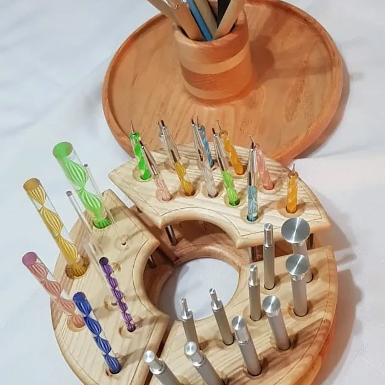 Органайзер для художественных принадлежностей. Основа вращается, ось выполнена на подшипнике. В центре не съёмный стакан, по окружности три съёмные секции для принадлежностей. Можно расположить так, как это требуется в данный момент. Материал: ясень, розовая акация, нерж. сталь. Обработка маслом с твердым воском.
#издереваназаказ #ручнаяработа #ручнаяработаназаказ #органайзер #органайзериздерева #идеядляподарка