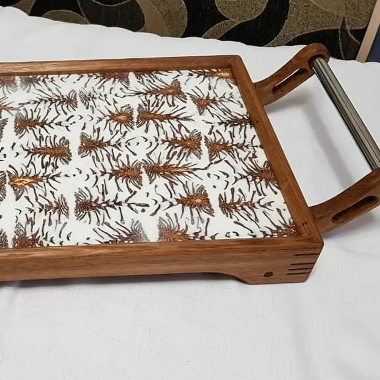 Как вам такой вариант столика? Основной материал дуб, столешница из эпоксидной смолы с наполнением сосновыми шишками. Ручки с хромированными вставками.
Как видите, возможны различные варианты столиков. Можно добавить и резные узоры и все, что душе угодно. Ценник обсуждается отдельно в каждом случае. Именно на этот цена была 8500р.
#издереваназаказ #изделияиздерева #столярная_мастерская #столярныеработы #столярнаямастерская #столикдлязавтрака #столиквкровать #столик #стлоикиздуба