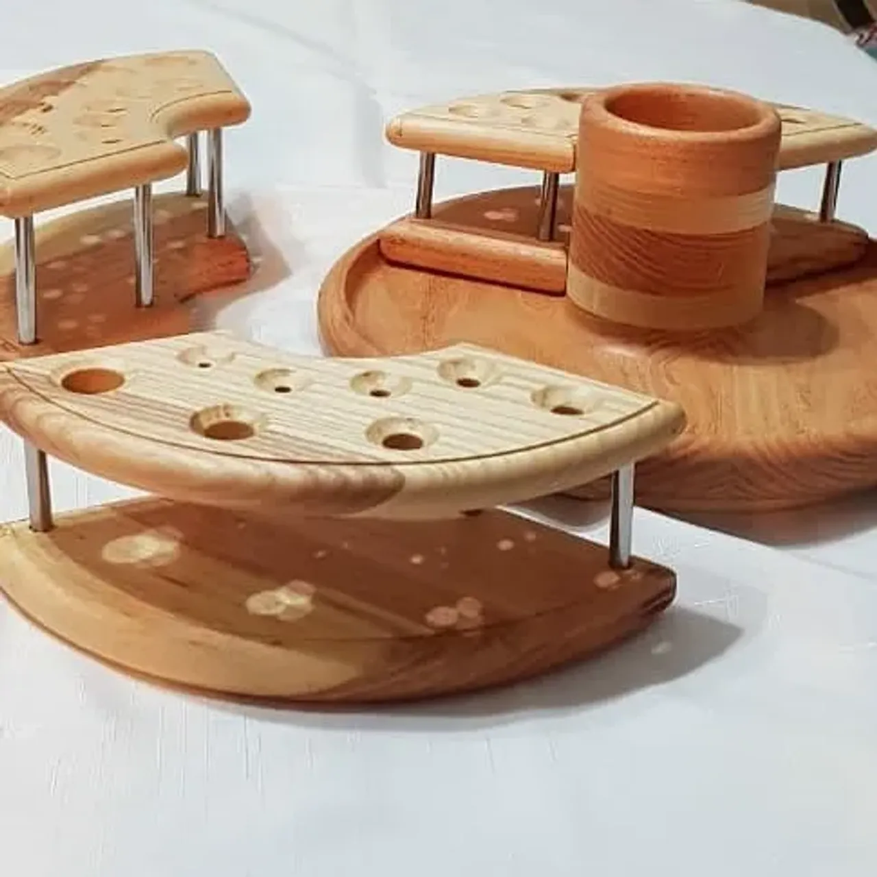 Органайзер для художественных принадлежностей. Основа вращается, ось выполнена на подшипнике. В центре не съёмный стакан, по окружности три съёмные секции для принадлежностей. Можно расположить так, как это требуется в данный момент. Материал: ясень, розовая акация, нерж. сталь. Обработка маслом с твердым воском.
#издереваназаказ #ручнаяработа #ручнаяработаназаказ #органайзер #органайзериздерева #идеядляподарка