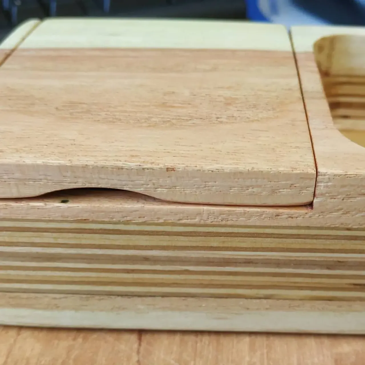 Коробочка для флешек. Выполнена из розовой акации и фанеры, ось крышки сквозная. Обработка маслом.
#изделияиздерева #издереваназаказ #шкатулкаиздерева #ручнаяработа #ручнаяработаназаказ #органайзер #органайзериздерева