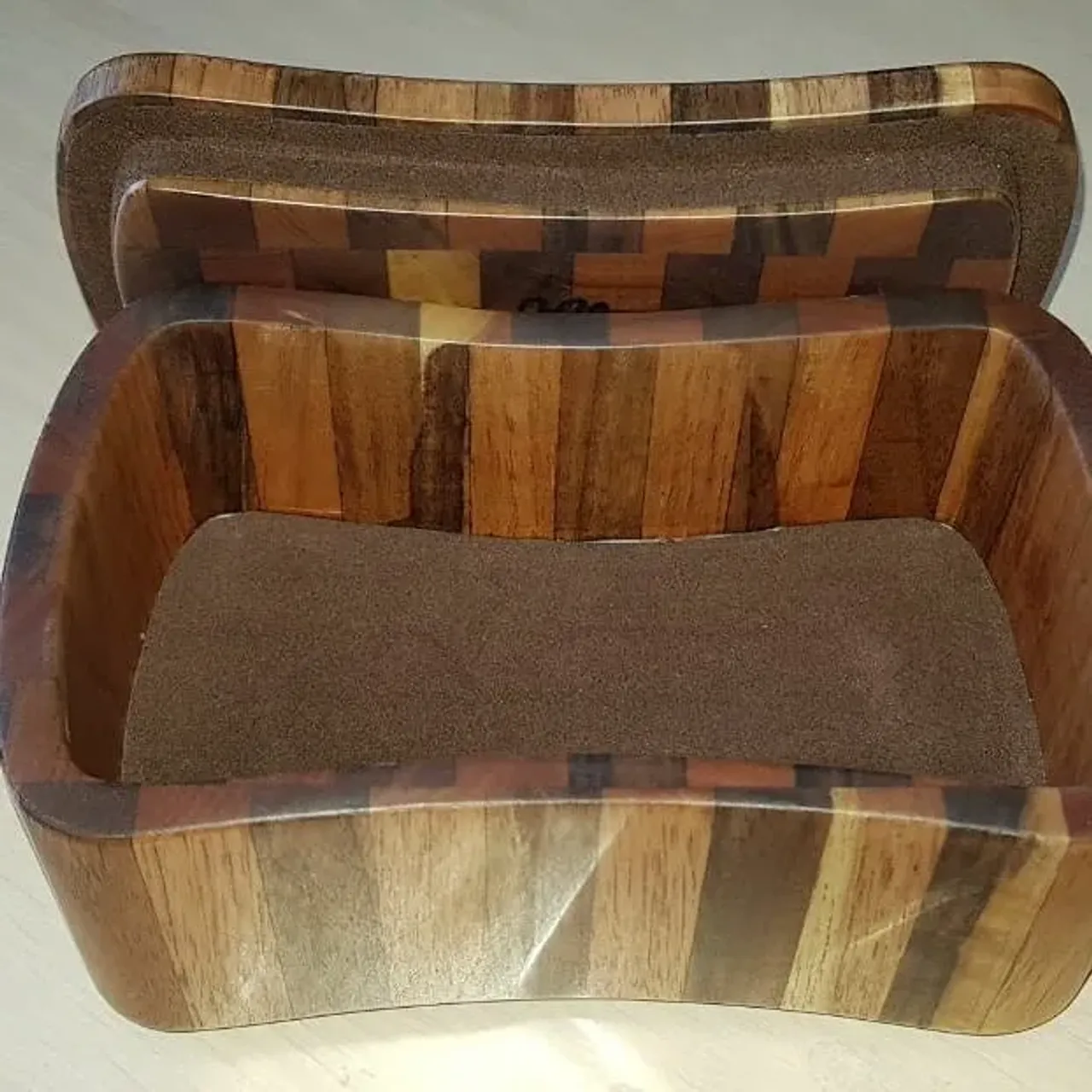 Подарочный "Набор курильщика". Выполнен из двух видов ореха по технологии "торцевых массивов". Трубка из вишни и акрила (покупная).
#издереваназаказ #шкатулкииздерева #идеядляподарка #торцевоймассив #идеядляподарка