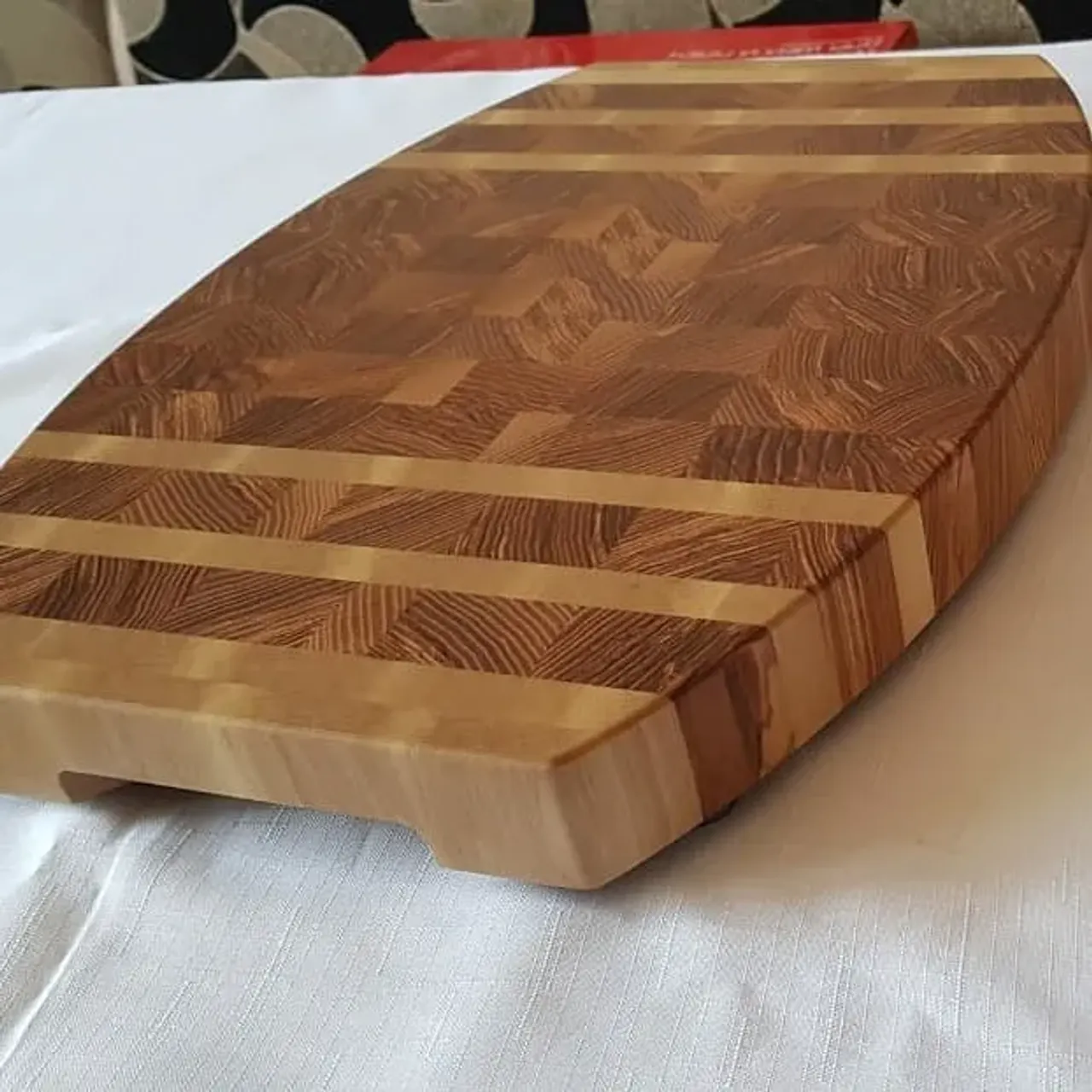 Такая вот интересная доска из очень красивого ясеня и граба. Размер 29,5х39х3,7см. В наличии, цена 4000р.Отпрпака почтой России, входит в  стоимость.
#издереваназаказ #издеревадлякухни #изделияиздерева #торцеваяразделочнаядоска #торцеваядоска #торцеваядосканазаказ #торцеваядоскаизясеня