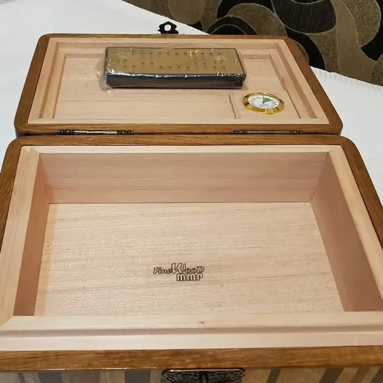 Хьюмидор серии "Мозаика". (Специальный короб для хранения сигар с поддержанием постоянной влажности). Выполнен из различных твердых пород, внутренний короб из Испанского цедера.
#издереваназаказ #ручнаяработа #ручнаяработаназаказ #хьюмидор #хранениесигар #шкатулкииздерева #торцевоймассив #идеядляподарка