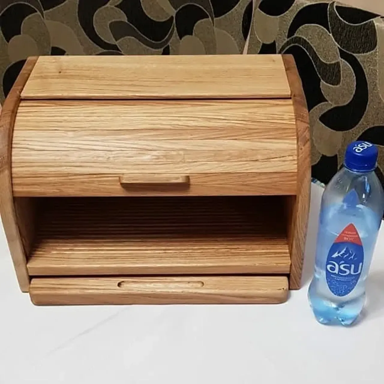 Хлебница "Дубок". Материал дуб и американский орех. Сдвижная дверца. В комплекте доска для нарезки хлеба.
#издереваназаказ #хлебница #хлебницаиздерева #ручнаяработа #ручнаяработаназаказ #столярнаямастерская #столярная_мастерская #столярныеработы