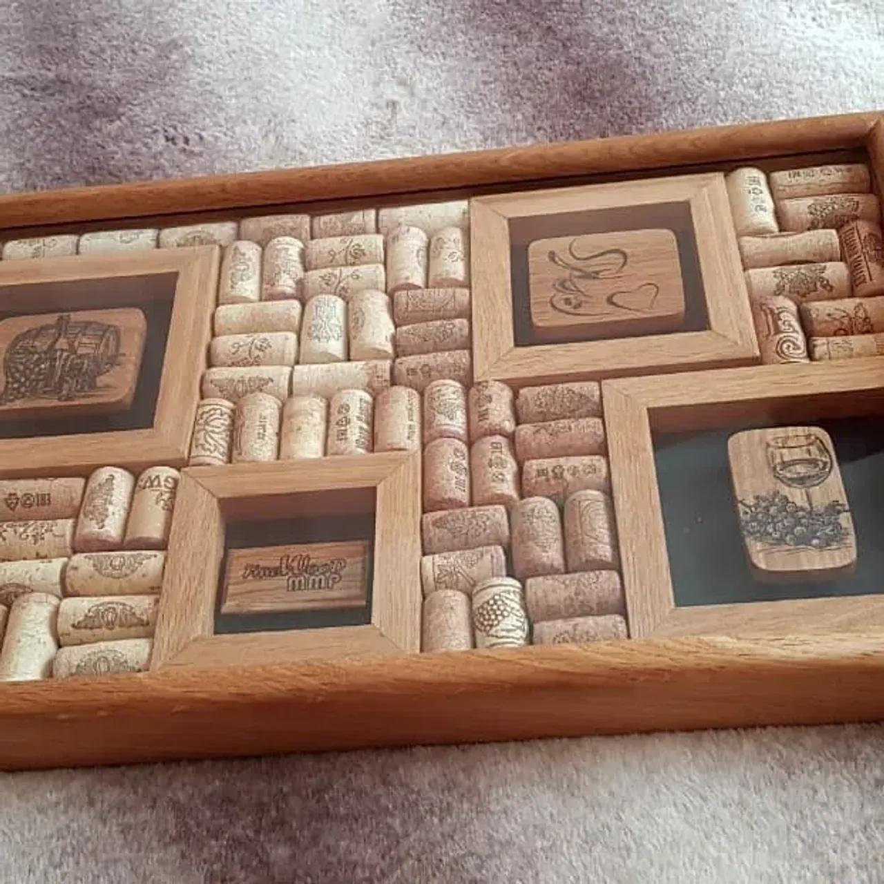 Винный столик - поднос. Можно поставить на стол как предмет интерьера, а можно использовать как столик для завтрака. Материалы: дуб, падук, стекло, нерж. сталь и много пробок от выпитого вина)) (пили не сами)
#издереваназаказ #ручнаяработа #ручнаяработаназаказ #столикдлязавтрака #винныйстолик #предметинтерьера #столиквкровать #извинныхпробок #идеядляподарка