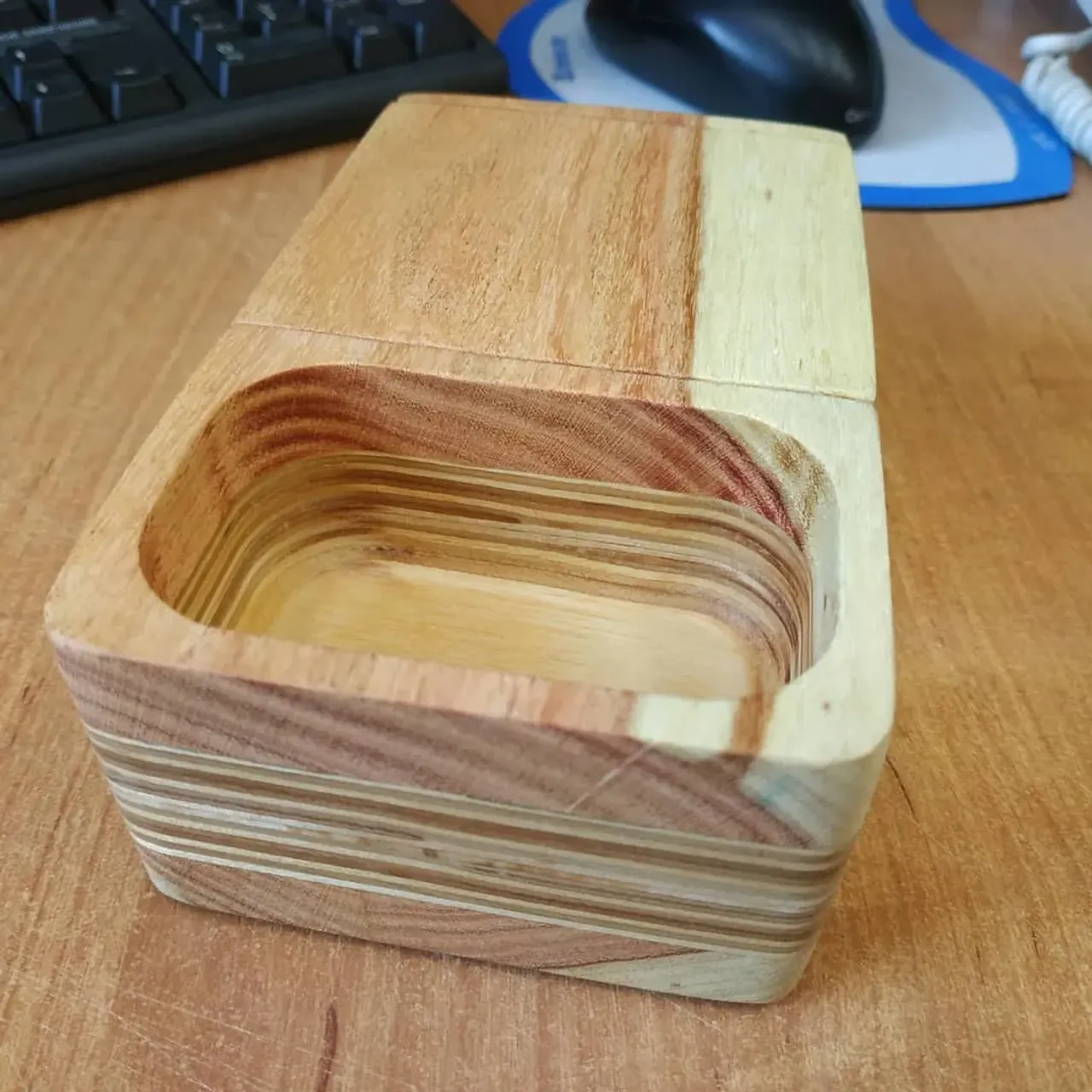 Коробочка для флешек. Выполнена из розовой акации и фанеры, ось крышки сквозная. Обработка маслом.
#изделияиздерева #издереваназаказ #шкатулкаиздерева #ручнаяработа #ручнаяработаназаказ #органайзер #органайзериздерева