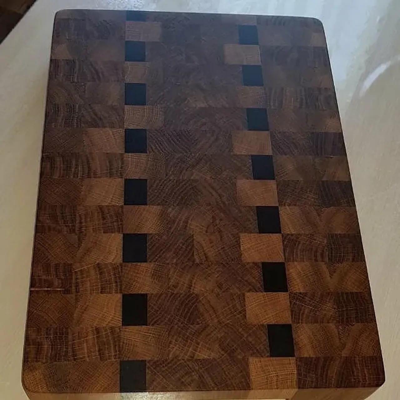 Шикарная доска из дуба и термо граба. Торцевая разделочная доска. Украсит любой интерьер и станет любимой доской на кухне 
#издереваназаказ #торцеваядоска #торцеваяразделочнаядоска #кухоннаядоска #кухонныепринадлежности #идеядляподарка #торцевоймассив