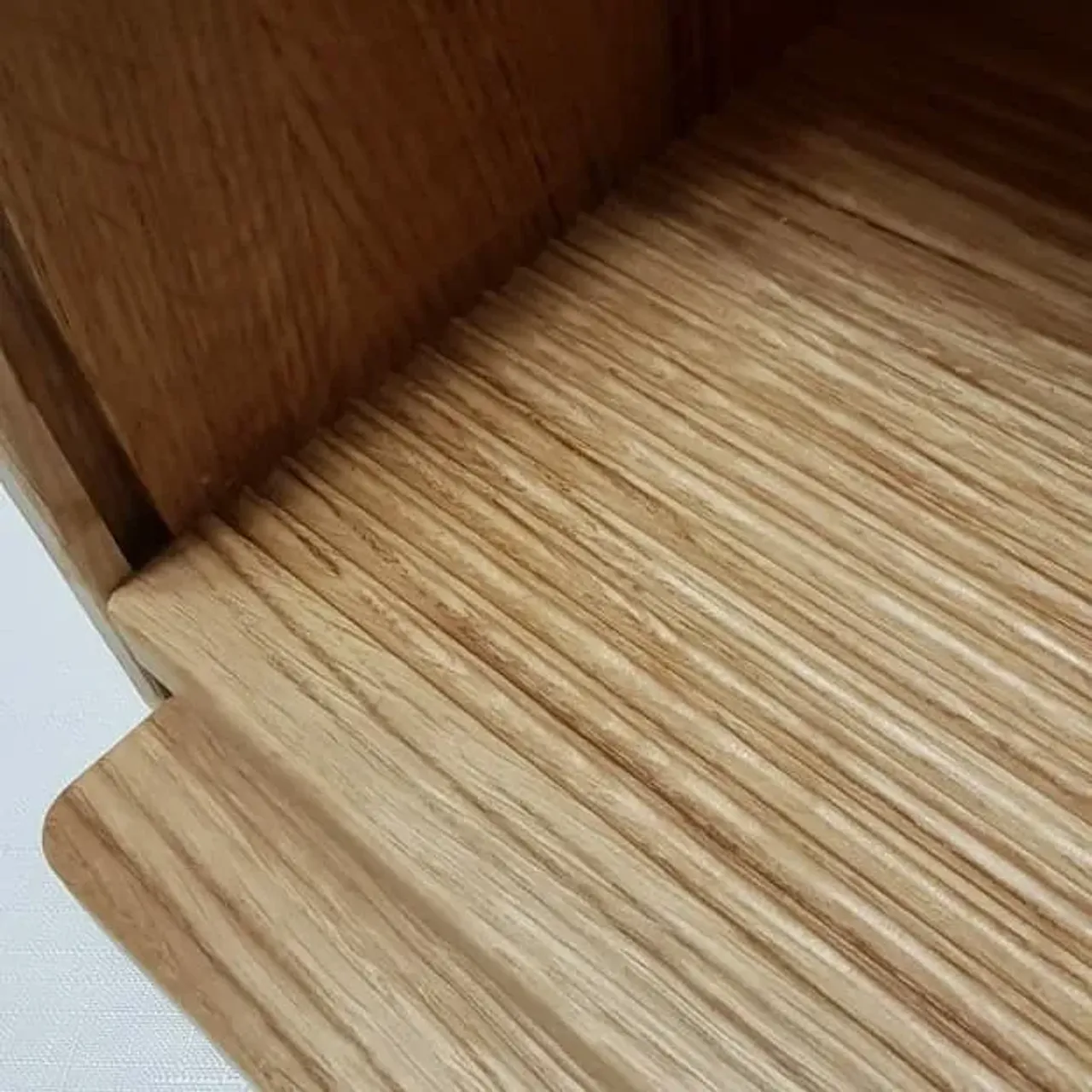 Хлебница "Дубок". Материал дуб и американский орех. Сдвижная дверца. В комплекте доска для нарезки хлеба.
#издереваназаказ #хлебница #хлебницаиздерева #ручнаяработа #ручнаяработаназаказ #столярнаямастерская #столярная_мастерская #столярныеработы