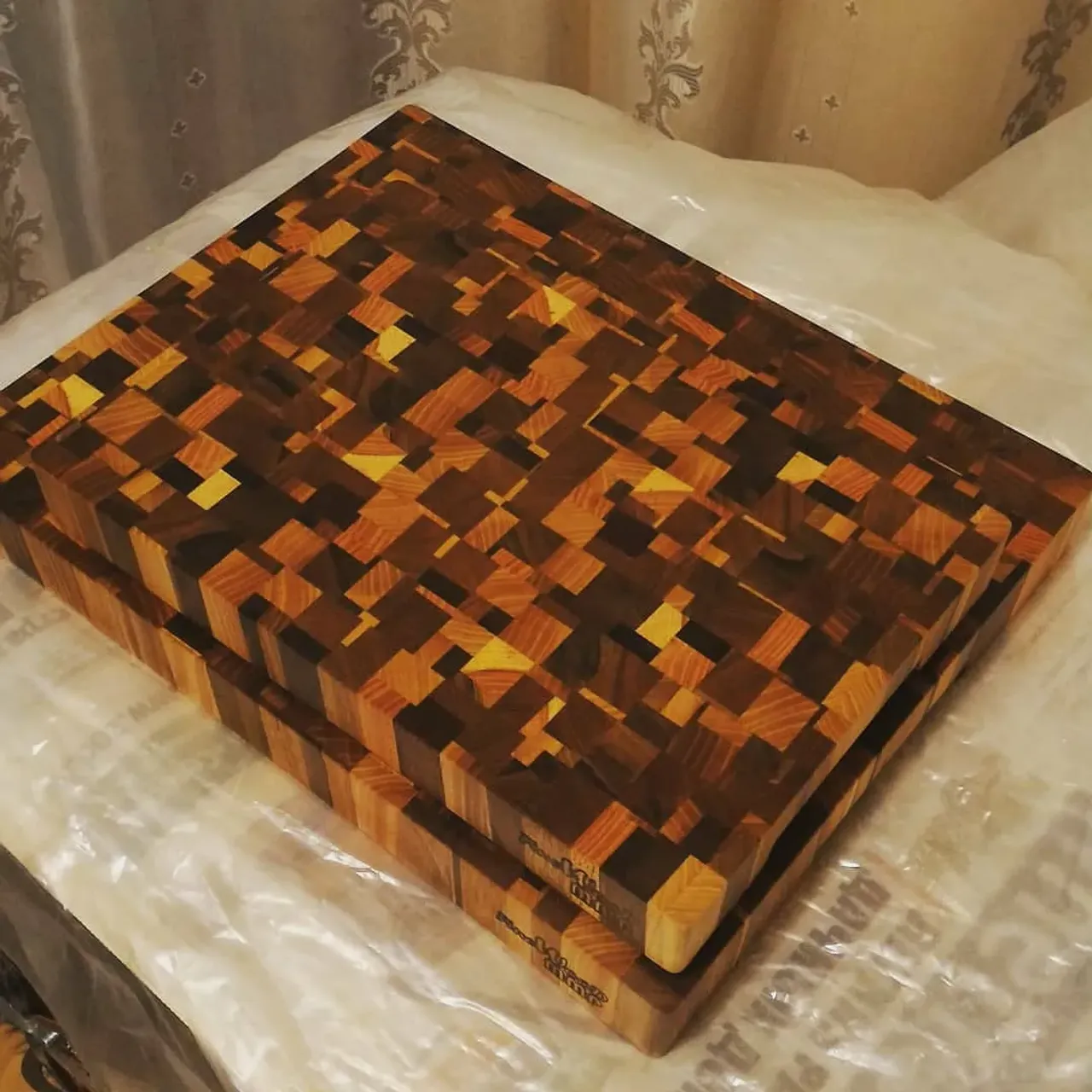 Торцевая разделочная доска серии "Мозаика". Различные породы дерева. Дорогая доска, которая может стать отличным подарком. Размеры сегментов могут варьироваться от средних до очень мелких. Количество пород древесины и их цвет зависит от пожеланий заказчика.
#торцеваядоска #торцеваяразделочнаядоска #ручнаяработаназаказ #ручнаяработа #разделочнаядоска #разделочнаядосканазаказ #издереваназаказ #торцевоймассив #идеядляподарка