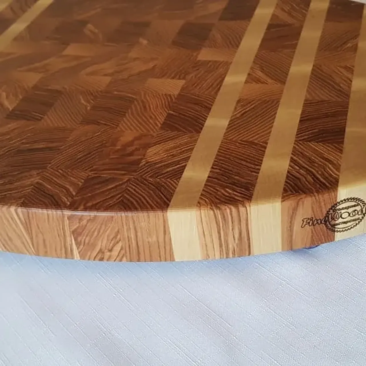 Такая вот интересная доска из очень красивого ясеня и граба. Размер 29,5х39х3,7см. В наличии, цена 4000р.Отпрпака почтой России, входит в  стоимость.
#издереваназаказ #издеревадлякухни #изделияиздерева #торцеваяразделочнаядоска #торцеваядоска #торцеваядосканазаказ #торцеваядоскаизясеня