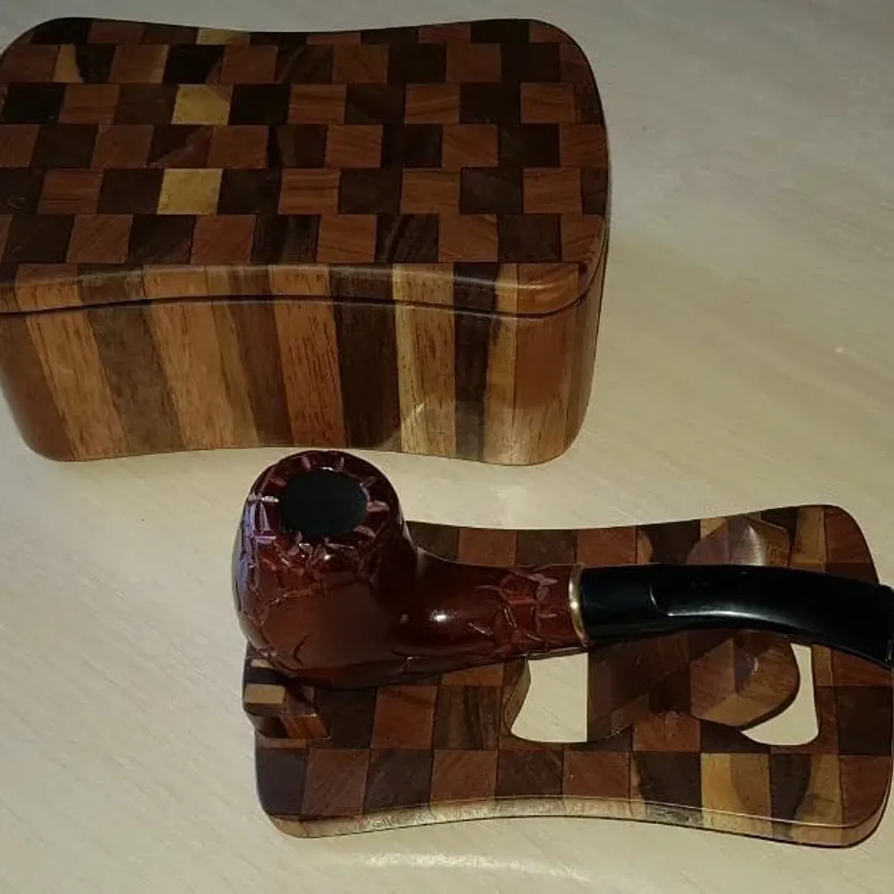 Подарочный "Набор курильщика". Выполнен из двух видов ореха по технологии "торцевых массивов". Трубка из вишни и акрила (покупная).
#издереваназаказ #шкатулкииздерева #идеядляподарка #торцевоймассив #идеядляподарка