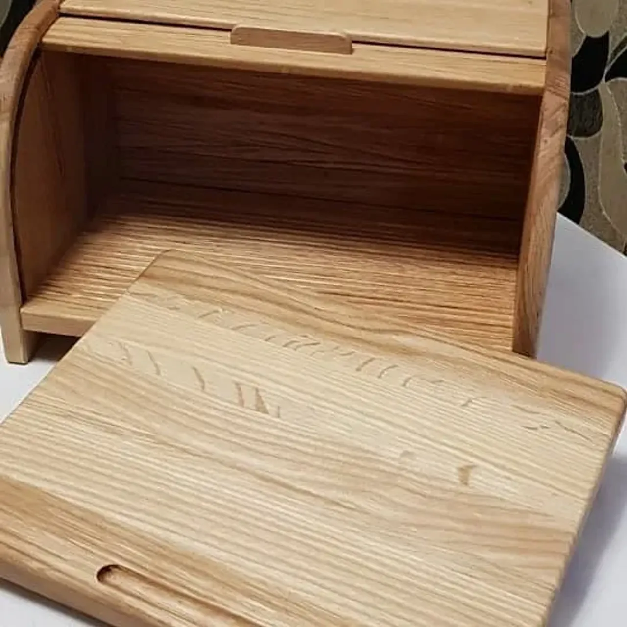 Хлебница "Дубок". Материал дуб и американский орех. Сдвижная дверца. В комплекте доска для нарезки хлеба.
#издереваназаказ #хлебница #хлебницаиздерева #ручнаяработа #ручнаяработаназаказ #столярнаямастерская #столярная_мастерская #столярныеработы