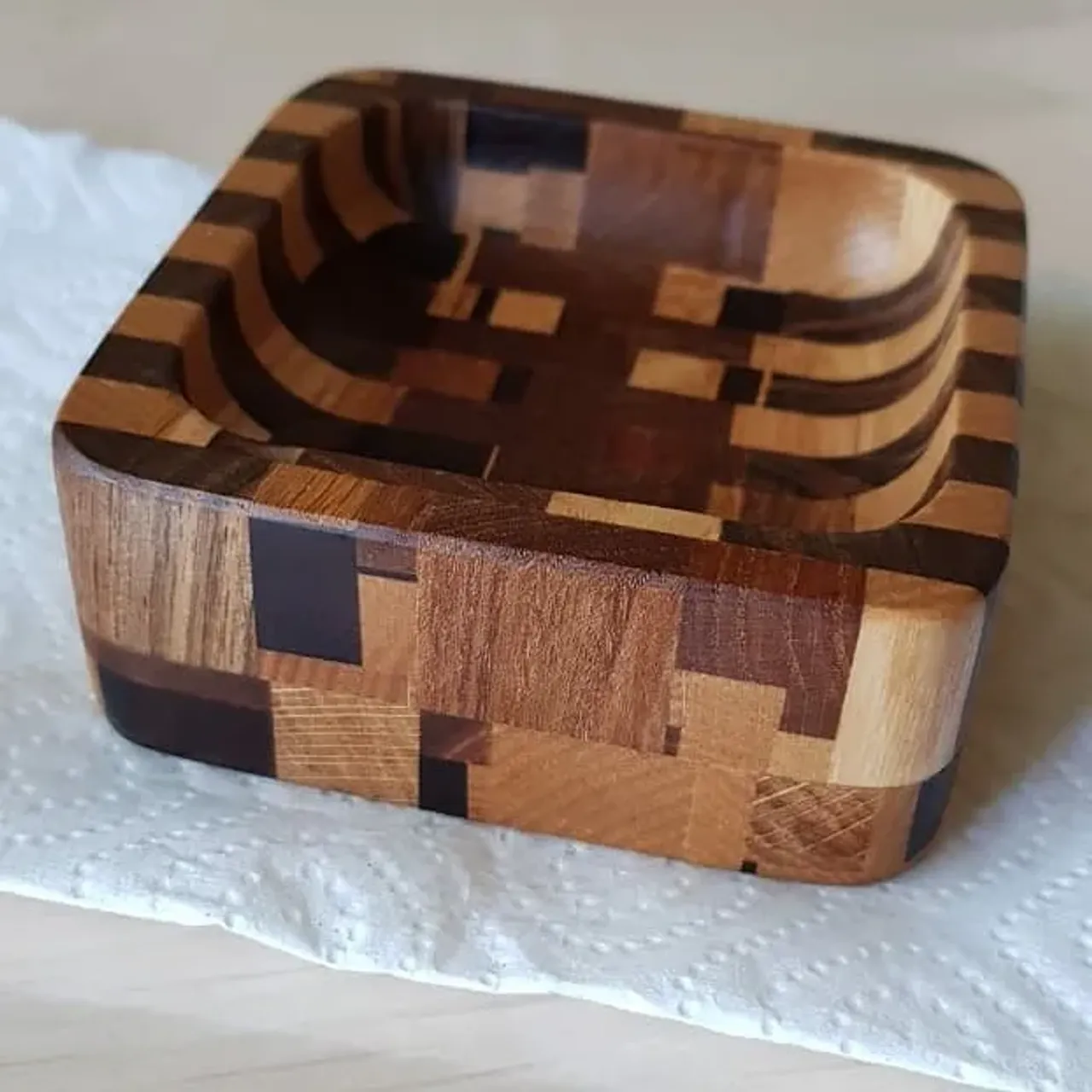 Коробочка для скрепок. Выполнена из различных пород, в дно интегрирован неодимовый магнит, покрыто лаком.
#органайзер #органайзериздерева #торцевоймассив #ручнаяработа #ручнаяработаназаказ #дляскрепок
