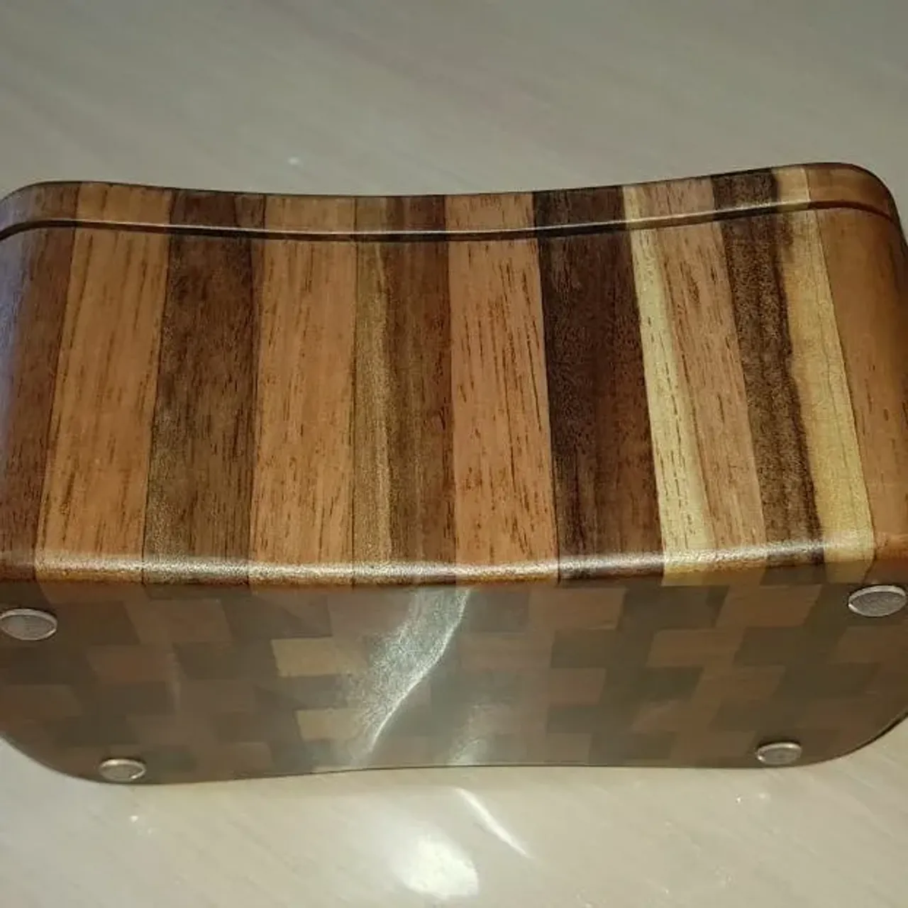 Подарочный "Набор курильщика". Выполнен из двух видов ореха по технологии "торцевых массивов". Трубка из вишни и акрила (покупная).
#издереваназаказ #шкатулкииздерева #идеядляподарка #торцевоймассив #идеядляподарка