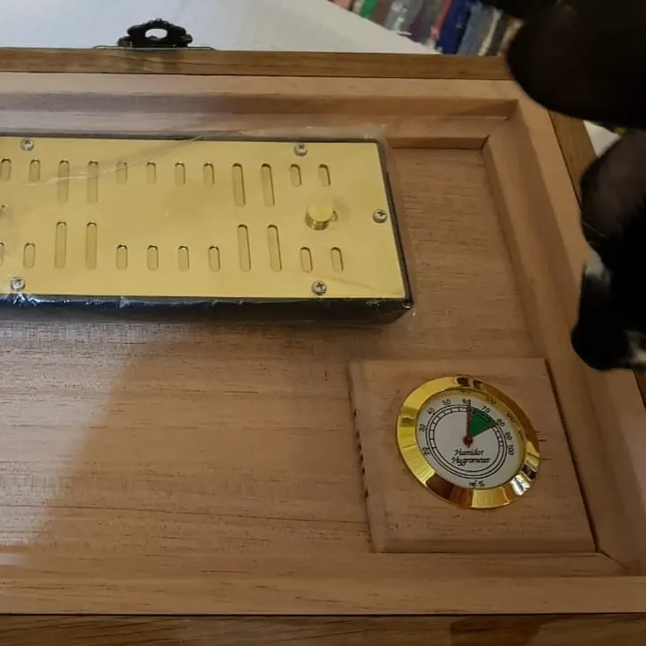 Хьюмидор серии "Мозаика". (Специальный короб для хранения сигар с поддержанием постоянной влажности). Выполнен из различных твердых пород, внутренний короб из Испанского цедера.
#издереваназаказ #ручнаяработа #ручнаяработаназаказ #хьюмидор #хранениесигар #шкатулкииздерева #торцевоймассив #идеядляподарка