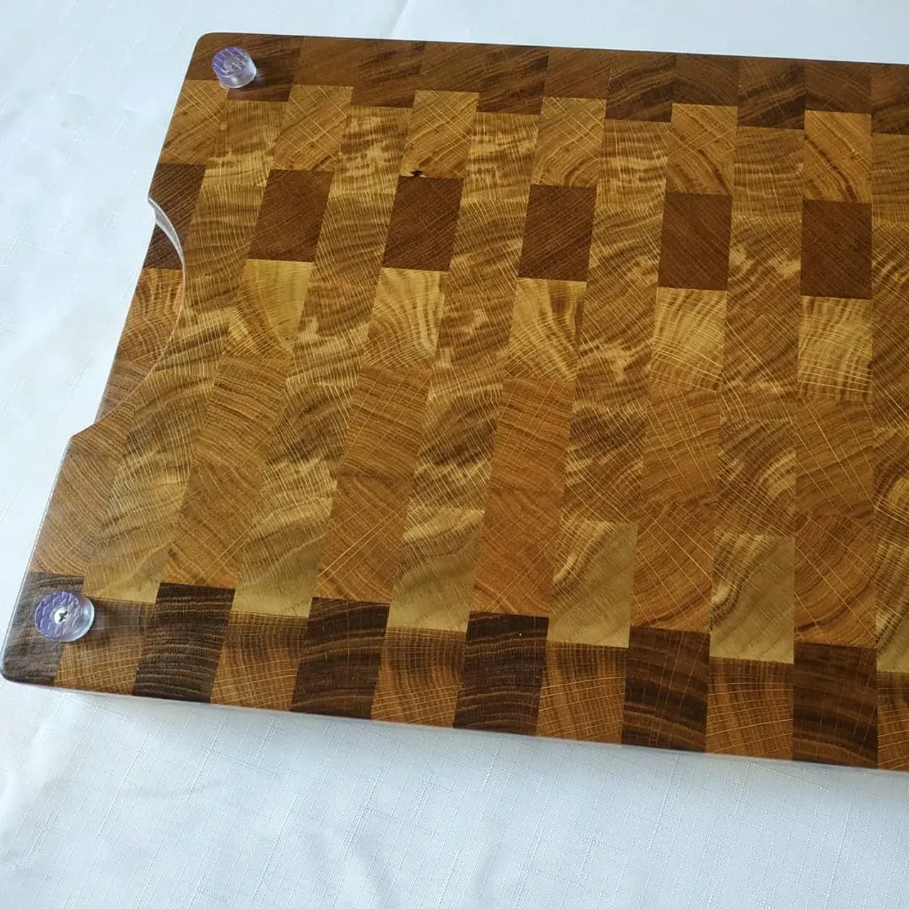 Вот такая получилась красавица. Готова и скоро отправится к заказчику очередная доска из дуба. Размер 30х40х4см.
#издереваназаказ #изделияиздерева #торцеваяразделочнаядоска #торцеваядоска #торцеваядоскаиздуба #торцеваядосканазаказ #столярная_мастерская #столярнаямастерская #столярныеработы #кухонныепринадлежности