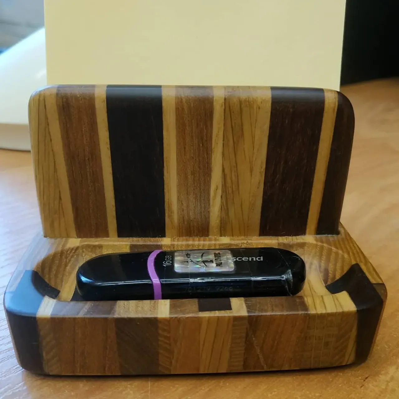 Различная мелочевка для рабочего стола. Могут использоваться различные породы древесины и разные техники изготовления. Как говориться: "Любой каприз за Ваши деньги". В лоток для скрепок встроен магнит.
#издереваназаказ #органайзериздерева #органайзер #канцелярия #канцелярскиепринадлежности #ручнаяработаназаказ #ручнаяработа