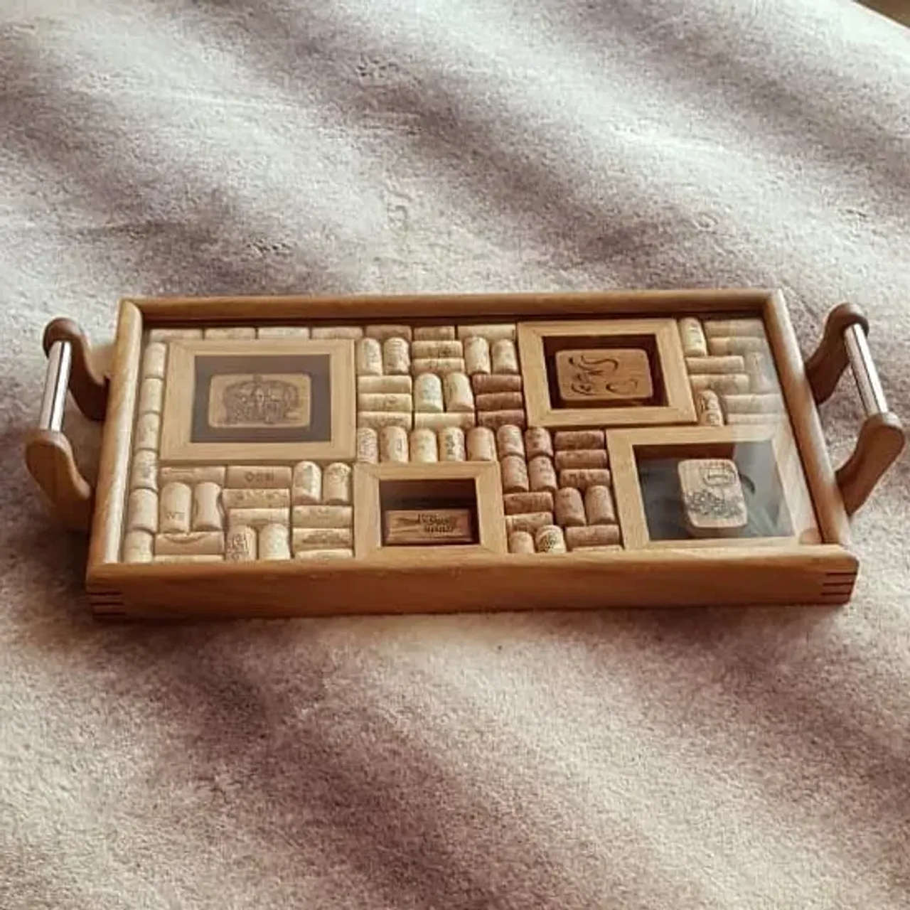 Винный столик - поднос. Можно поставить на стол как предмет интерьера, а можно использовать как столик для завтрака. Материалы: дуб, падук, стекло, нерж. сталь и много пробок от выпитого вина)) (пили не сами)
#издереваназаказ #ручнаяработа #ручнаяработаназаказ #столикдлязавтрака #винныйстолик #предметинтерьера #столиквкровать #извинныхпробок #идеядляподарка