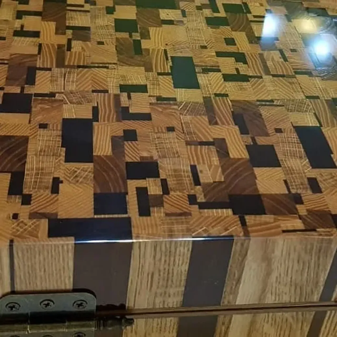 Хьюмидор серии "Мозаика". (Специальный короб для хранения сигар с поддержанием постоянной влажности). Выполнен из различных твердых пород, внутренний короб из Испанского цедера.
#издереваназаказ #ручнаяработа #ручнаяработаназаказ #хьюмидор #хранениесигар #шкатулкииздерева #торцевоймассив #идеядляподарка