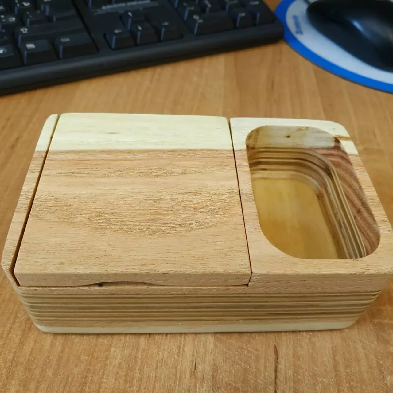 Коробочка для флешек. Выполнена из розовой акации и фанеры, ось крышки сквозная. Обработка маслом.
#изделияиздерева #издереваназаказ #шкатулкаиздерева #ручнаяработа #ручнаяработаназаказ #органайзер #органайзериздерева