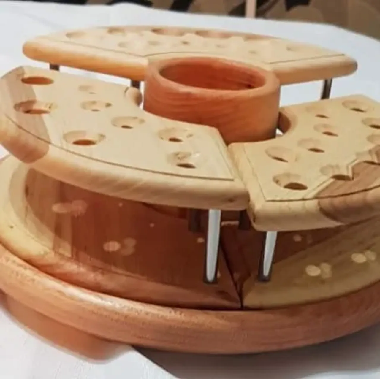 Органайзер для художественных принадлежностей. Основа вращается, ось выполнена на подшипнике. В центре не съёмный стакан, по окружности три съёмные секции для принадлежностей. Можно расположить так, как это требуется в данный момент. Материал: ясень, розовая акация, нерж. сталь. Обработка маслом с твердым воском.
#издереваназаказ #ручнаяработа #ручнаяработаназаказ #органайзер #органайзериздерева #идеядляподарка