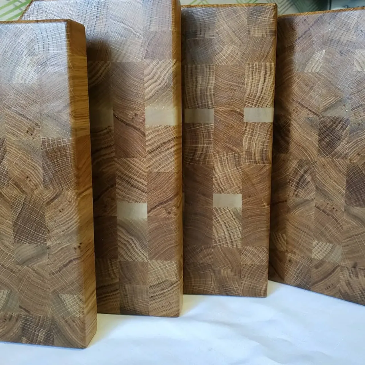 Доски готовы и отправляются к своим владельцам. Отличные торцевые доски из дуба. Лучшего материала для торцевых досок не найти. Дуб является природным антисептиком.

#издереваназаказ #торцеваяразделочнаядоска #торцеваядоскаиздуба #торцеваядоска #торцеваядосканазаказ #столярнаямастерская #мастерскаяfinewood #finewoodмастерская #изделияиздерева