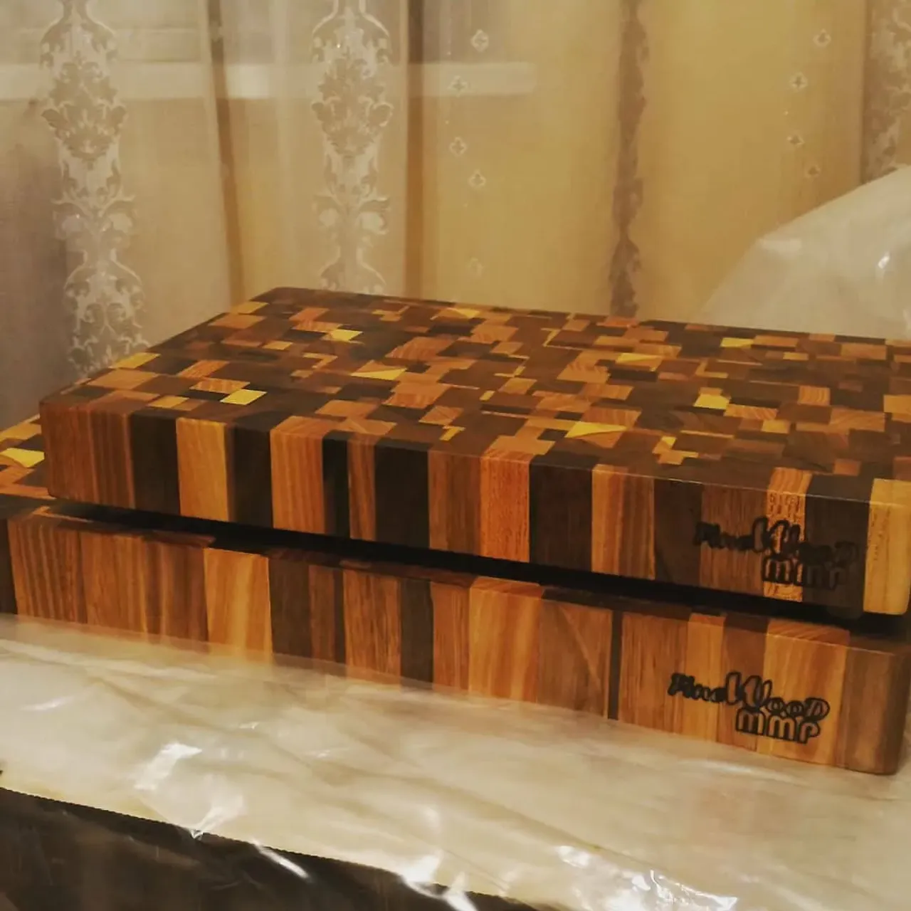 Торцевая разделочная доска серии "Мозаика". Различные породы дерева. Дорогая доска, которая может стать отличным подарком. Размеры сегментов могут варьироваться от средних до очень мелких. Количество пород древесины и их цвет зависит от пожеланий заказчика.
#торцеваядоска #торцеваяразделочнаядоска #ручнаяработаназаказ #ручнаяработа #разделочнаядоска #разделочнаядосканазаказ #издереваназаказ #торцевоймассив #идеядляподарка