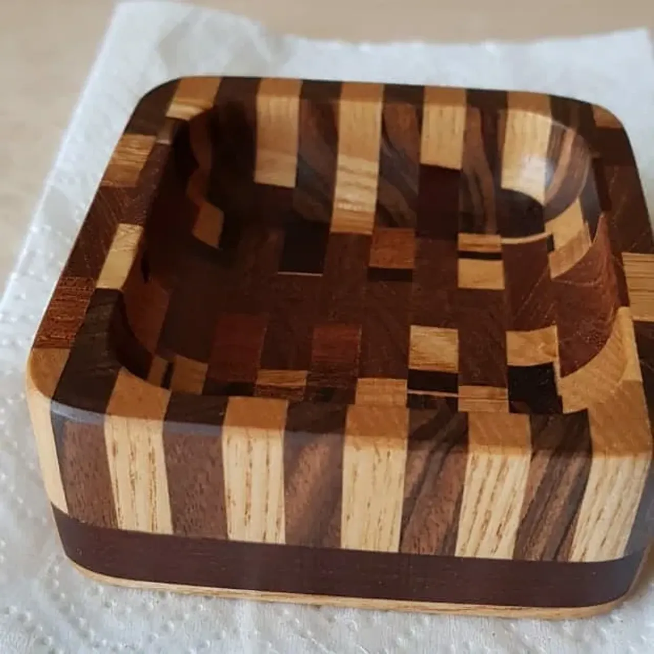 Коробочка для скрепок. Выполнена из различных пород, в дно интегрирован неодимовый магнит, покрыто лаком.
#органайзер #органайзериздерева #торцевоймассив #ручнаяработа #ручнаяработаназаказ #дляскрепок