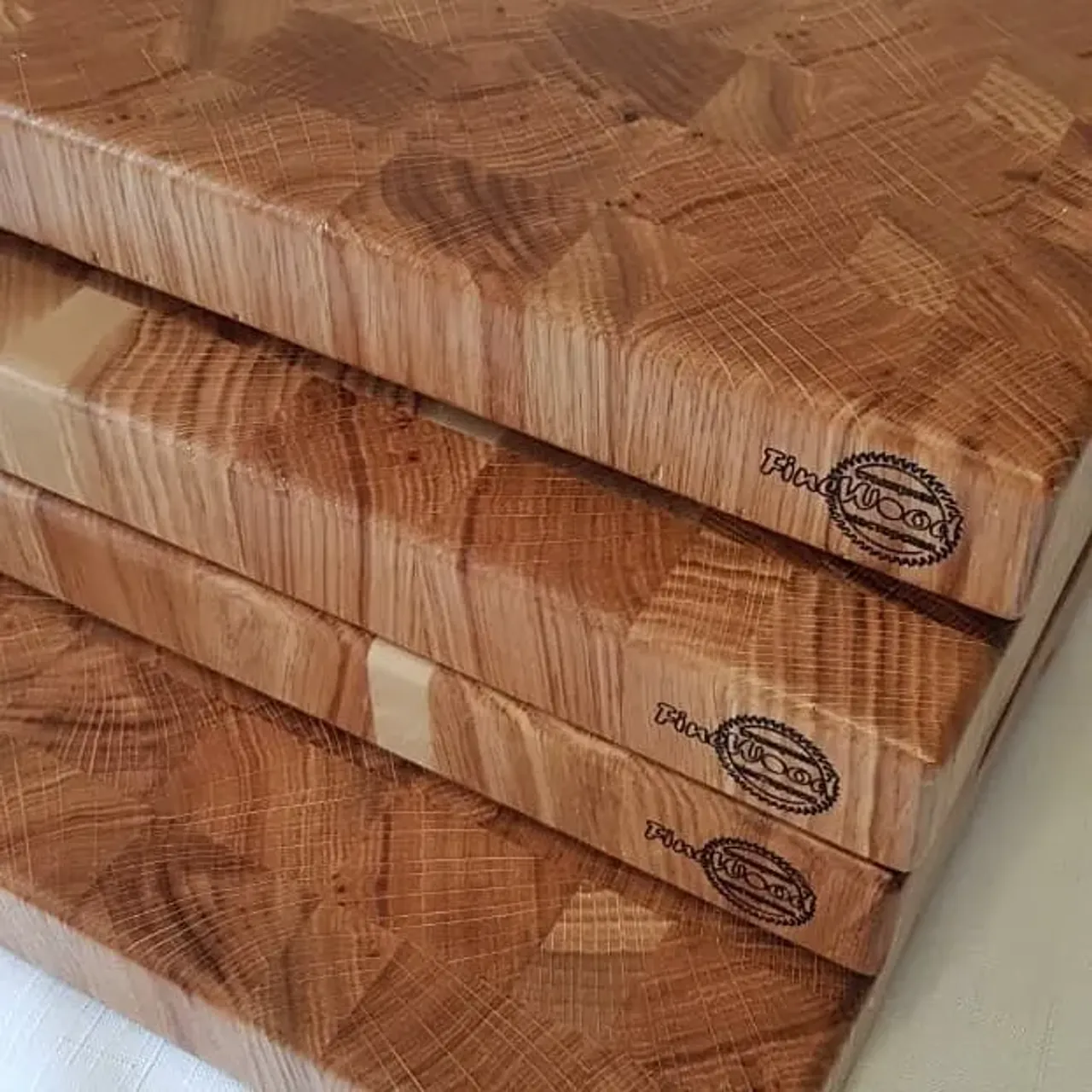 Доски готовы и отправляются к своим владельцам. Отличные торцевые доски из дуба. Лучшего материала для торцевых досок не найти. Дуб является природным антисептиком.

#издереваназаказ #торцеваяразделочнаядоска #торцеваядоскаиздуба #торцеваядоска #торцеваядосканазаказ #столярнаямастерская #мастерскаяfinewood #finewoodмастерская #изделияиздерева