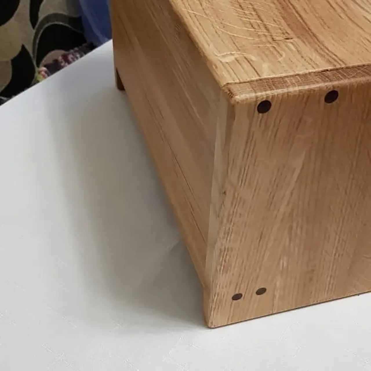 Хлебница "Дубок". Материал дуб и американский орех. Сдвижная дверца. В комплекте доска для нарезки хлеба.
#издереваназаказ #хлебница #хлебницаиздерева #ручнаяработа #ручнаяработаназаказ #столярнаямастерская #столярная_мастерская #столярныеработы