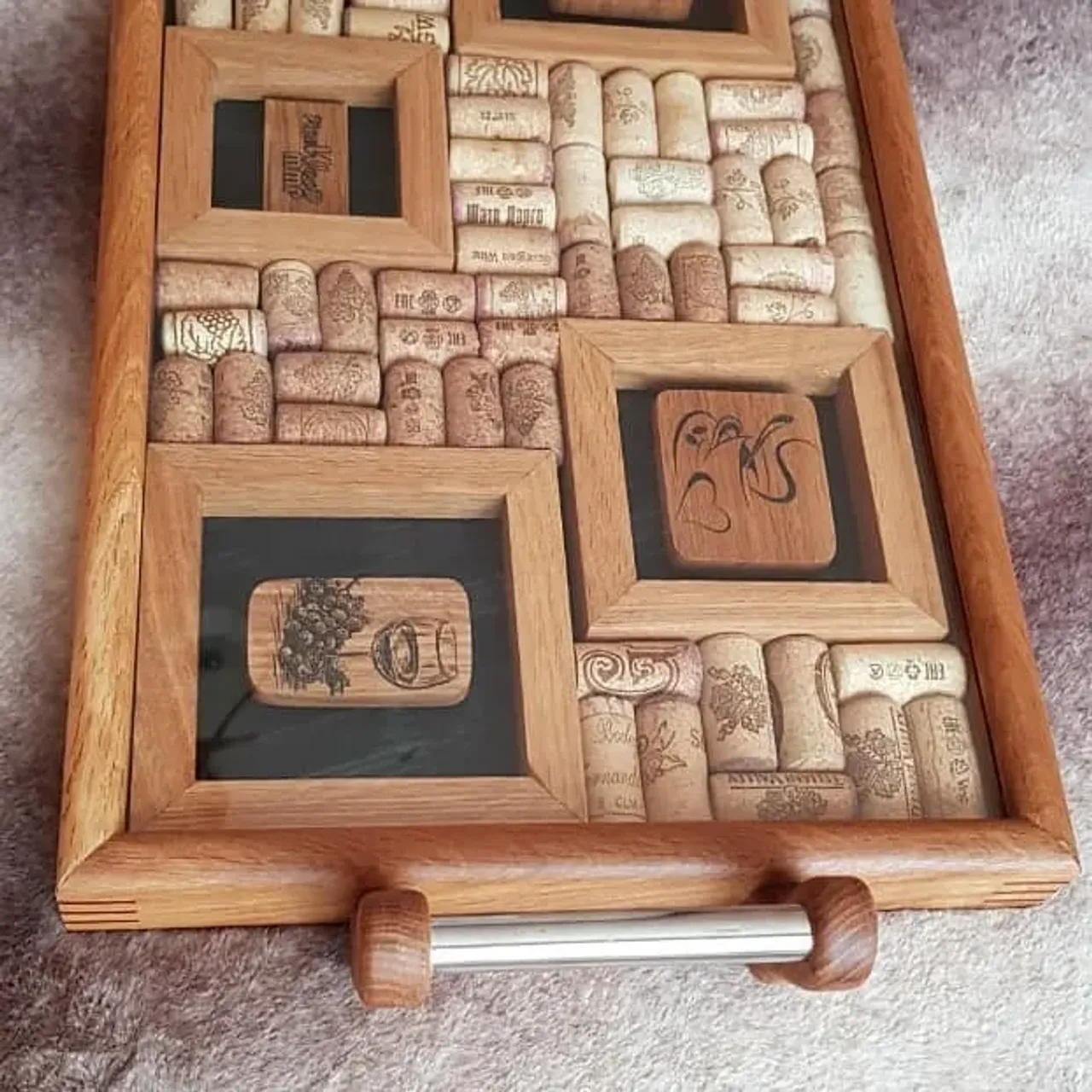 Винный столик - поднос. Можно поставить на стол как предмет интерьера, а можно использовать как столик для завтрака. Материалы: дуб, падук, стекло, нерж. сталь и много пробок от выпитого вина)) (пили не сами)
#издереваназаказ #ручнаяработа #ручнаяработаназаказ #столикдлязавтрака #винныйстолик #предметинтерьера #столиквкровать #извинныхпробок #идеядляподарка