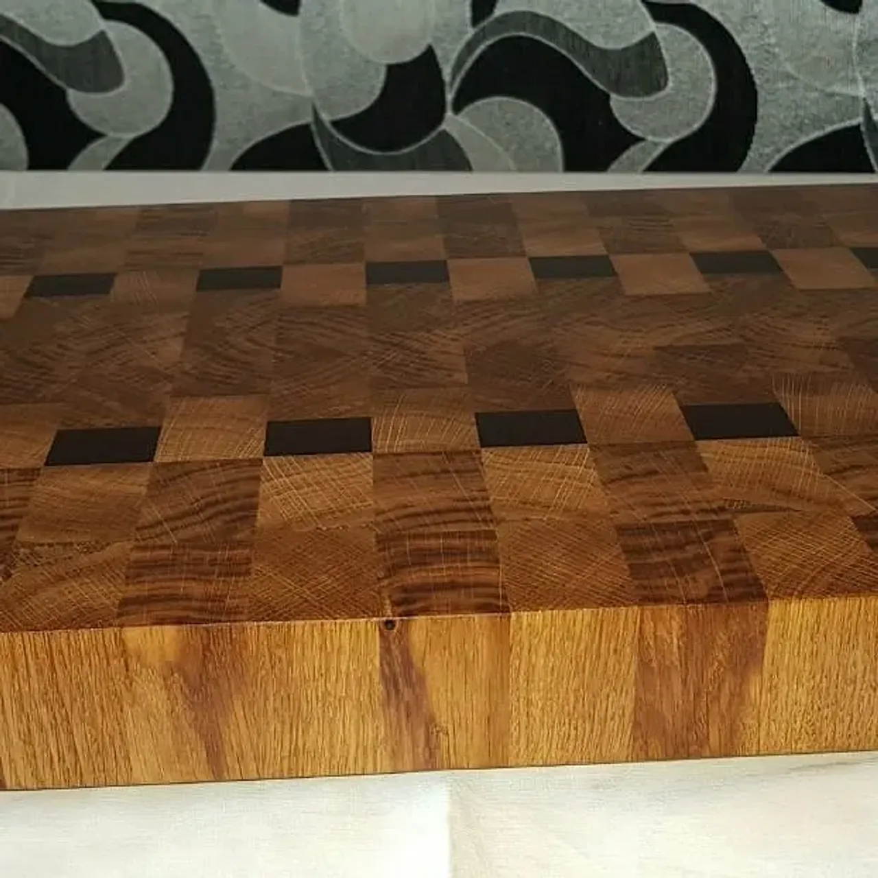 Шикарная доска из дуба и термо граба. Торцевая разделочная доска. Украсит любой интерьер и станет любимой доской на кухне 
#издереваназаказ #торцеваядоска #торцеваяразделочнаядоска #кухоннаядоска #кухонныепринадлежности #идеядляподарка #торцевоймассив