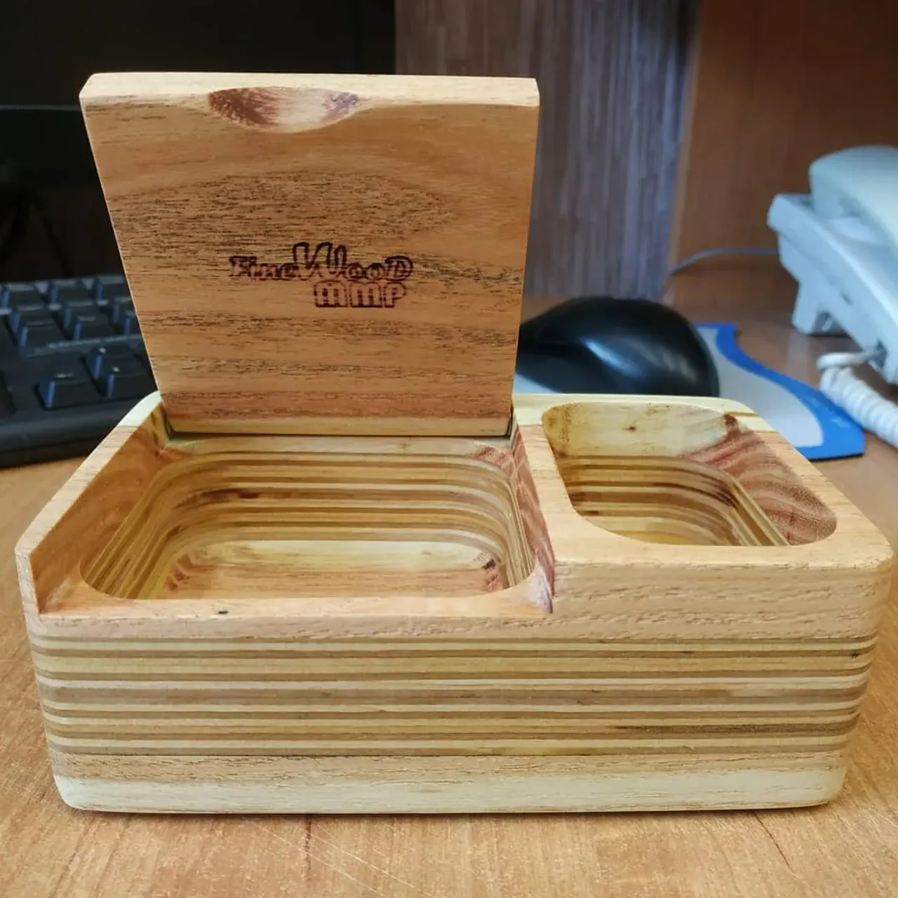 Коробочка для флешек. Выполнена из розовой акации и фанеры, ось крышки сквозная. Обработка маслом.
#изделияиздерева #издереваназаказ #шкатулкаиздерева #ручнаяработа #ручнаяработаназаказ #органайзер #органайзериздерева