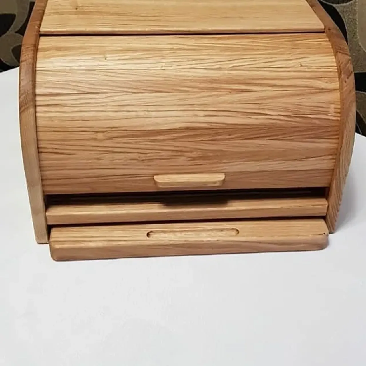 Хлебница "Дубок". Материал дуб и американский орех. Сдвижная дверца. В комплекте доска для нарезки хлеба.
#издереваназаказ #хлебница #хлебницаиздерева #ручнаяработа #ручнаяработаназаказ #столярнаямастерская #столярная_мастерская #столярныеработы