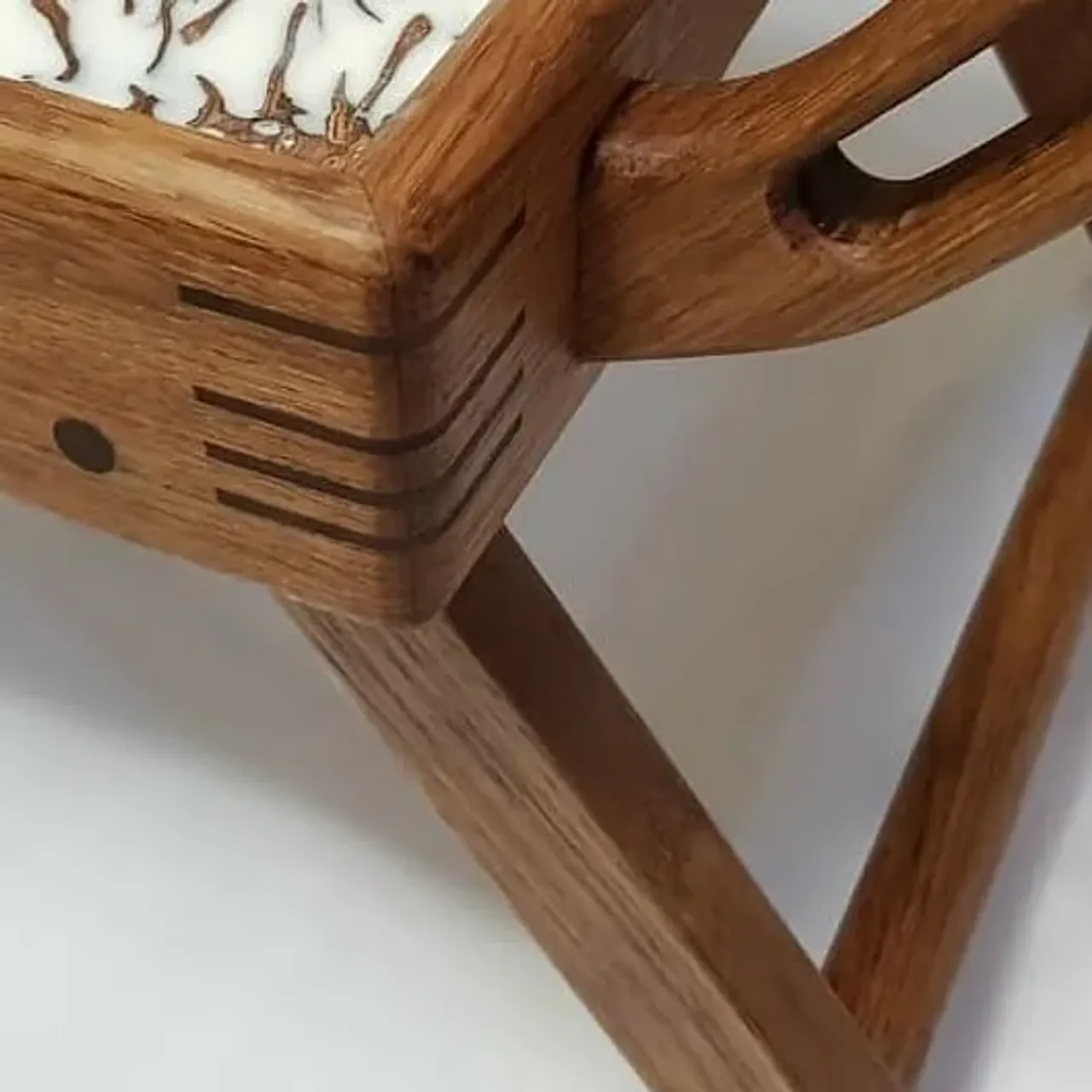 Как вам такой вариант столика? Основной материал дуб, столешница из эпоксидной смолы с наполнением сосновыми шишками. Ручки с хромированными вставками.
Как видите, возможны различные варианты столиков. Можно добавить и резные узоры и все, что душе угодно. Ценник обсуждается отдельно в каждом случае. Именно на этот цена была 8500р.
#издереваназаказ #изделияиздерева #столярная_мастерская #столярныеработы #столярнаямастерская #столикдлязавтрака #столиквкровать #столик #стлоикиздуба