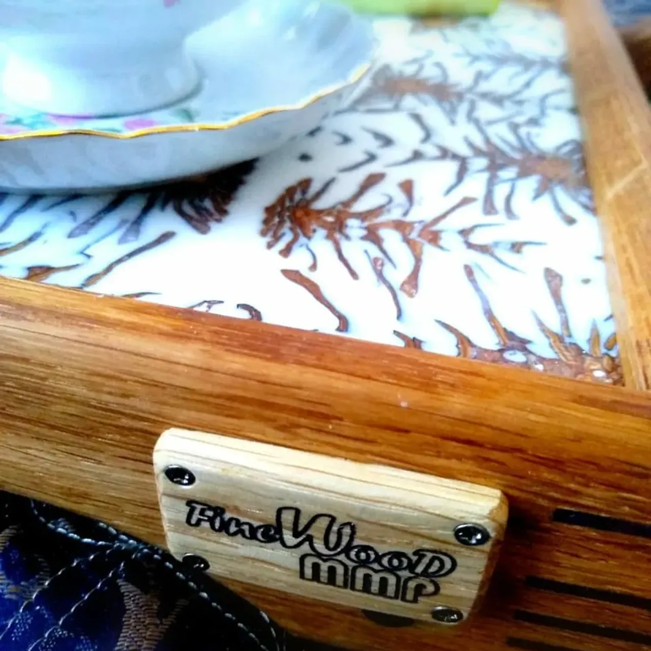 Побалуйте своих близких завтраком в постель!Столик - поднос для завтрака. Материалы: дуб, падук, нерж. сталь, эпоксидная смола, шишки.
#ручнаяработа #столикдлязавтрака #столиквкровать #подносиздерева #подносизэпоксиднойсмолы #издереваназаказ #дубовыйстолик #смолаэпоксидная