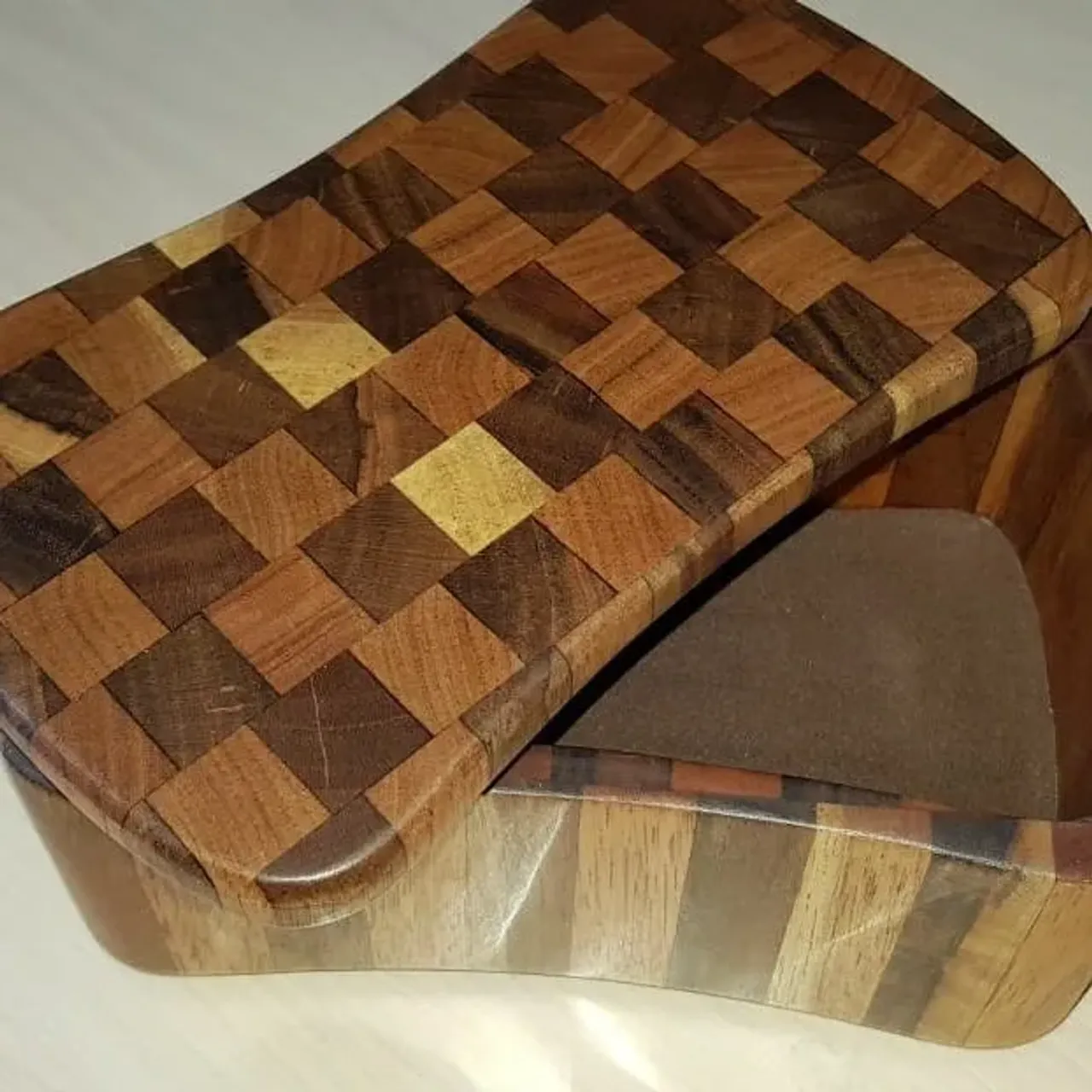 Подарочный "Набор курильщика". Выполнен из двух видов ореха по технологии "торцевых массивов". Трубка из вишни и акрила (покупная).
#издереваназаказ #шкатулкииздерева #идеядляподарка #торцевоймассив #идеядляподарка