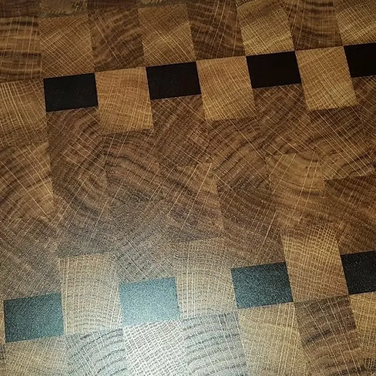 Шикарная доска из дуба и термо граба. Торцевая разделочная доска. Украсит любой интерьер и станет любимой доской на кухне 
#издереваназаказ #торцеваядоска #торцеваяразделочнаядоска #кухоннаядоска #кухонныепринадлежности #идеядляподарка #торцевоймассив