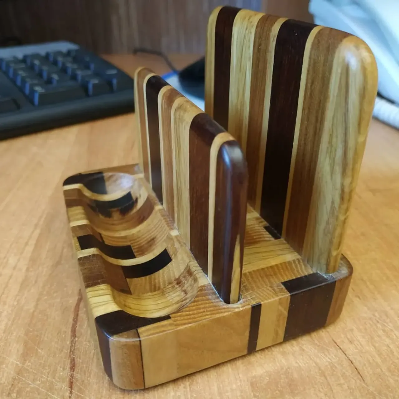 Различная мелочевка для рабочего стола. Могут использоваться различные породы древесины и разные техники изготовления. Как говориться: "Любой каприз за Ваши деньги". В лоток для скрепок встроен магнит.
#издереваназаказ #органайзериздерева #органайзер #канцелярия #канцелярскиепринадлежности #ручнаяработаназаказ #ручнаяработа