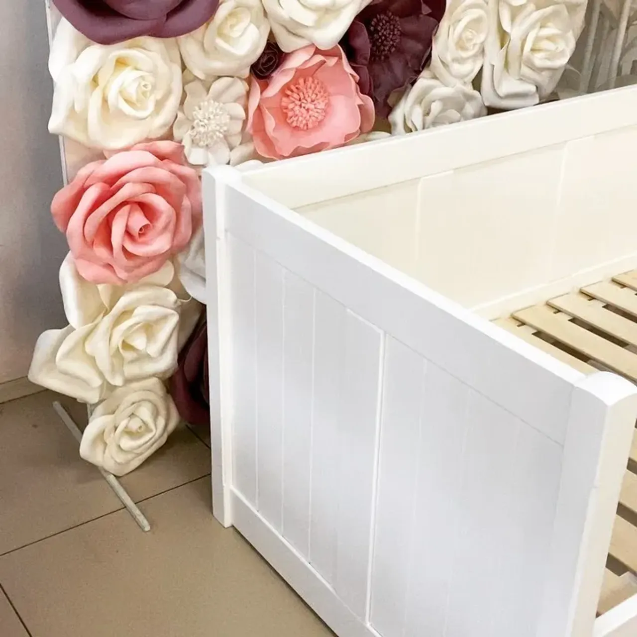 Доброго вечера!!! А у нас детская тема. Заказчица скинула картинку детской кровати,  и Мы ее сделали)))!👍 Массив Сосны с белым матовым акриловым покрытием. Завтра заказ отправим к заказчикам в Ухту. А мы снова для Вас будем делать что-нибудь интересненькое)))! ✌️✌️✌️
🪓🔨🪓🔨🪓🔨🪓🔨
Есть ли Вы предпочитаете мебель из дерева, а не из МДФ или ЛДСП, то Вам прямая дорога к Нам!!! Ждём по адресу: Киров, Заводская 19, «Вятка-Эко» по предварительному звонку : 8-912-826-18-75 Евгений.
————————————————————-
#мебельназаказ #мебельиздереваназаказ #деревяннаямебельназаказ #кроватьиздерева #деревяннаякровать #деревянная #экологичнаямебель #мебельвдетскую #детскаямебель #детскаякроватьназаказ #работасдеревом #деревянныеизделия #своямастерская #свойцех #массив43 #wood #woodworking #interiordesign #interior #bedroomdesign #woodbed #лепесток43