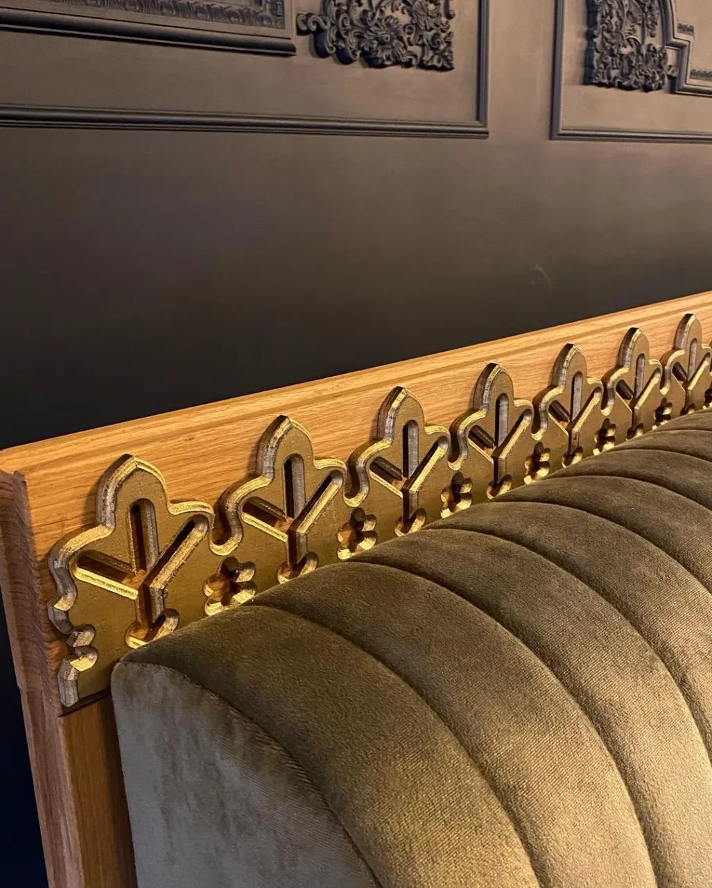 Процесс идёт! Завершение установки мебели и декора.
#мебельвбар #угольнаядоска #обожженнаядоска #бар #винныйшкафчик #винныйстеллаж #декор #декорнадиван #латунныевещи