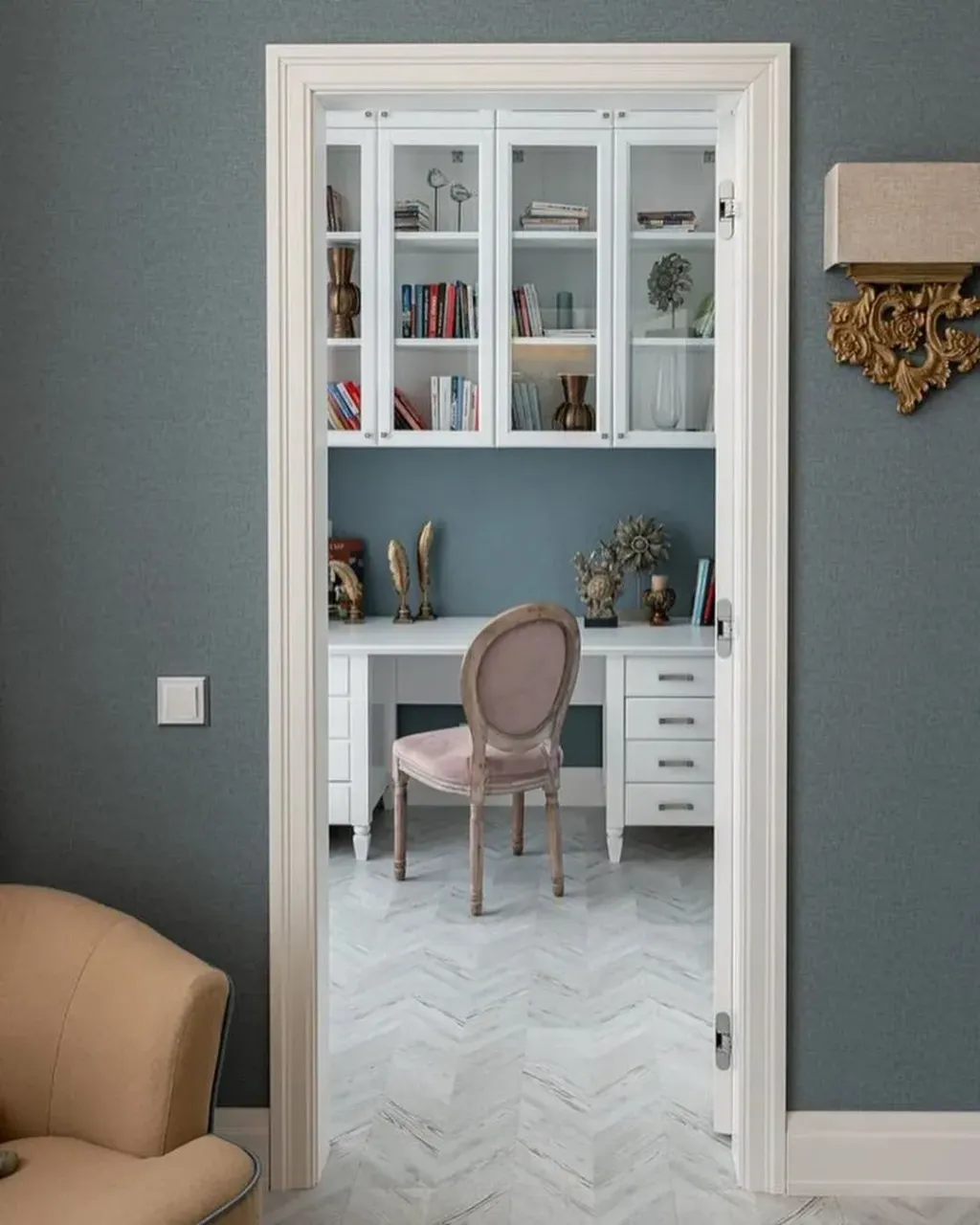 💥Деревянная мебель в рабочий кабинет! Шкафы и каркас стола изготовлен из массива сосны, столешница  из массива ясеня.
💥Мебель изготовлена по проекту @design_a_studia .
💥Своя производственная база!☝️
—————————————————————
По вопросам заказа звоните 📲89128261875 Евгений. —————————————————————
#mebel #мебельиздерева #деревяннаямебель #деревяннаямебельназаказ #мебельврабочийкабинет #столиздерева #рабочийстолдизайнера #деревовинтерьере #мебельвдом #мебельиздеревакиров #интерьеррабочегоместа #интерьер #интерьерквартиры #массив43