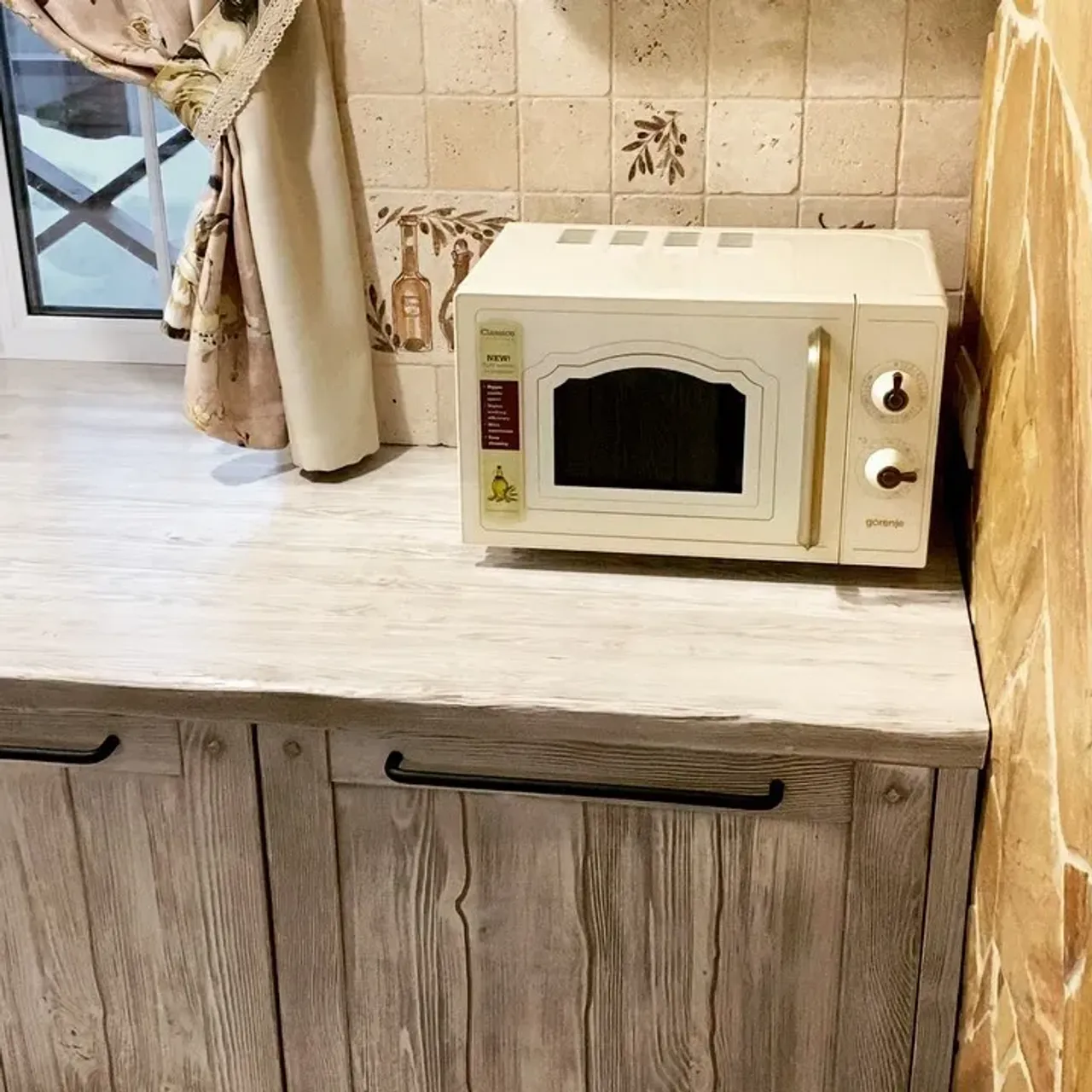 💥Кухни из дерева на заказ!
💥Материал на выбор: сосна, ясень, дуб, амбарная доска.
💥Возможна заливка смолой некоторых элементов!!!
💥Делаем чертежи на утверждение!☝️
💥Гарантия качества!
💥Отправка по Регионам!!!
💥📲8-912-826-18-75 Евгений
—————————————
#кухнядизайн #кухниназаказ #кухняиздереваназаказ #деревяннаякухня #столилавки #столиздерева #столиздереваназаказ #деревяннаямебель #деревянныеизделия #деревяннаямебельназаказ #мебельвзагородныйдом #мебельподстарину #патинированныефасады #патинированнаямебель #жизньзагородом #всеиздерева #мебелькиров #кухнякиров #кухнякировназаказ #массив43