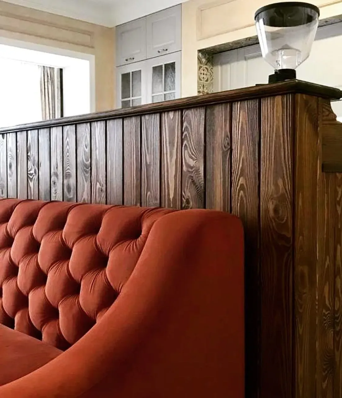 Отделка кухонного острова деревом: верхняя столешница, каркас из досок и точеные элементы добавили в интерьер свою изюминку! Покрытие маслом «Hesse», цвет темный орех. Интерьер и стиль мебели от @design_a_studia .
На заказ работаем с любым деревом! Воплотим в реальность мебель из дерева по любому проекту.
—————————————
+7-912-826-18-75 Евгений
—————————————
#изделияиздерева #деревяннаямебель #деревяннаямебельназаказ #отделкадеревом #точеныеизделия #деревянныйдекор #мебельизсосны #мебельизсосныназаказ #работасдизайнерами #мебельпопроекту #мебельпопроектудизайнера 
P.S. 📸 Фото предоставлены @ivanblagushin 💪👍👍👍