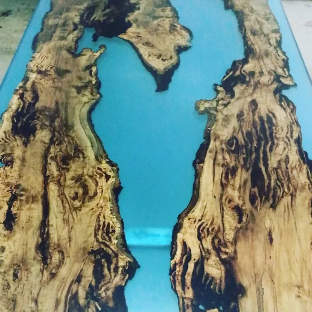 Уже не в диковинку столы из смолы! Но если в стол вложена душа, то он играет другими красками)))!☝️👍👍👍. И шкаф-бар изготовленный из амбарной доски от @alek_meison_loft тоже  шикарно вписался в интерьер! 
Мебель на заказ в любом стиле! У нас все индивидуально, второго такого экземпляра не будет!☝️
————————————————————
📲89128261875
————————————————————
#красотаспасетмир #красиваямебель #индивидуальность #индивидуальностьистиль #дизайнинтерьера #дизайнеры #столсосмолой #старыедоски #доскивсмоле #деревоисмола #деревоиэпоксиднаясмола #эпоксиднаясмола #смоладлязаливки #творчество #комнатасбассейном #столдляотдыха #шкафбар #шкафиздоски #амбарнаядоска #старыедоски #мебельизстарыхлодок #ретродоска #массив43 #wood #woodandresin #oldwood #oldwooddesign #woodworking