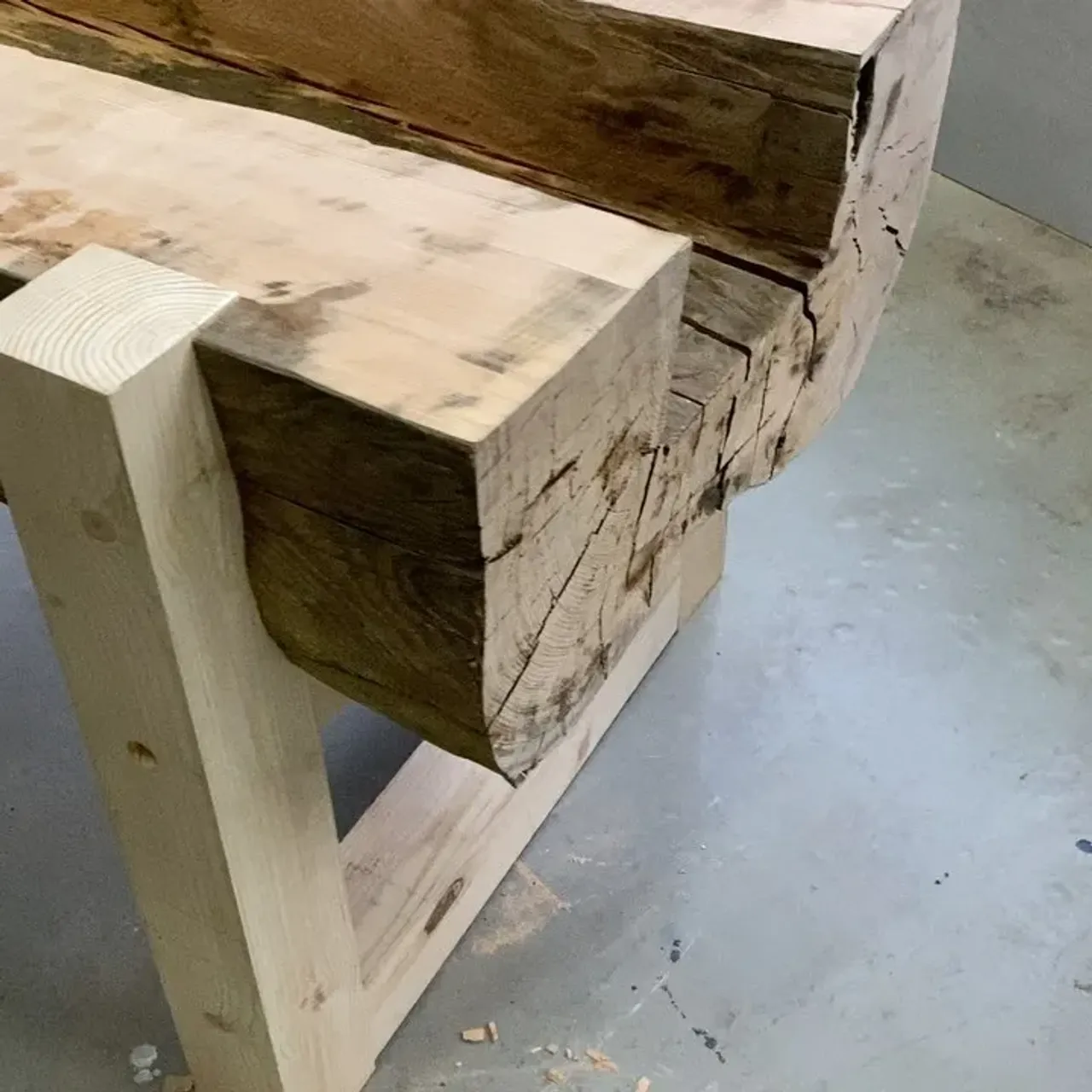 Ну вот и пролетел ещё один день! У стола «выросли ноги»! Завтра будем их рубить и старить✌️✌️✌️! В таком виде ещё все не так смотрится, как видится в голове )))!☝️Будет круче, и в плане вида и цвета, ноги сделаем темные с чернением! Впереди ещё много работы. Надо ещё где-то корыто для воды из бетона найти или самим лить! Может кто подскажет???
#творчество #эксклюзивнаямебель #одинтакой #столрека #течетрека #столизбревна